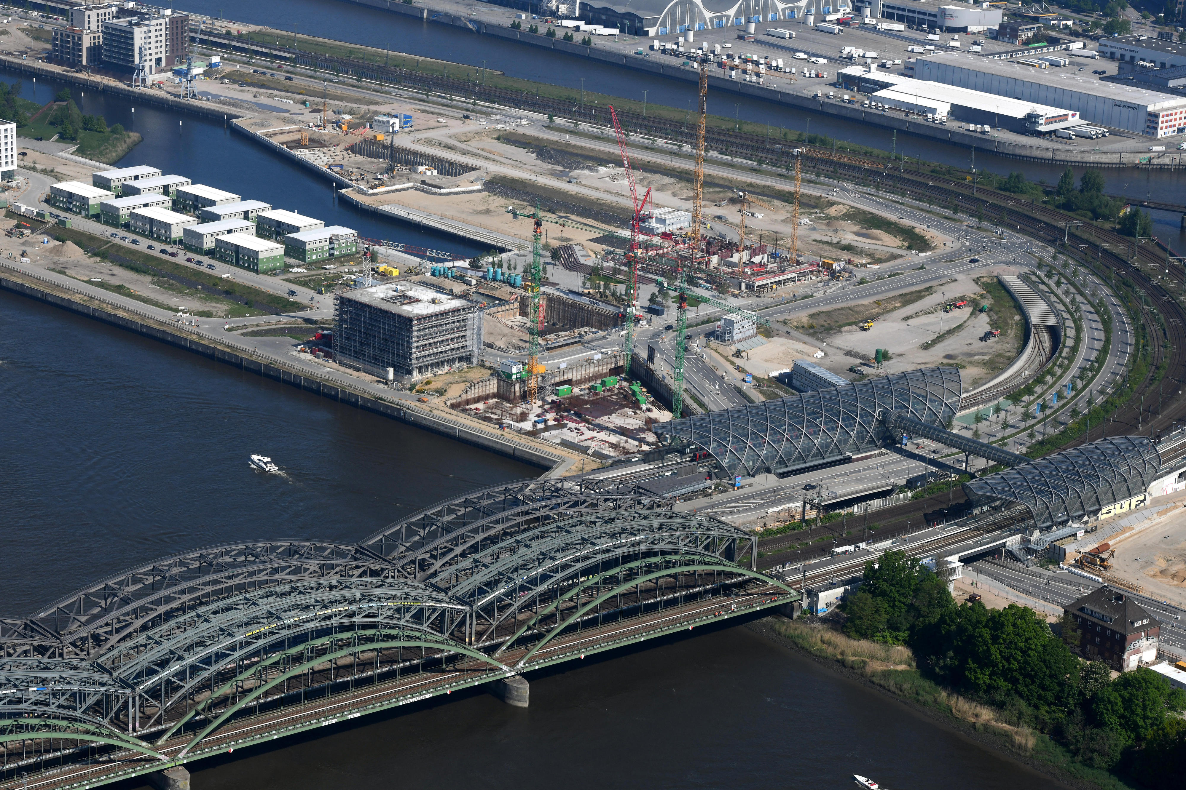 Luftaufnahme der Elbbrücken in Hamburg sowie der Elbe und der Baustelle des PREVIER