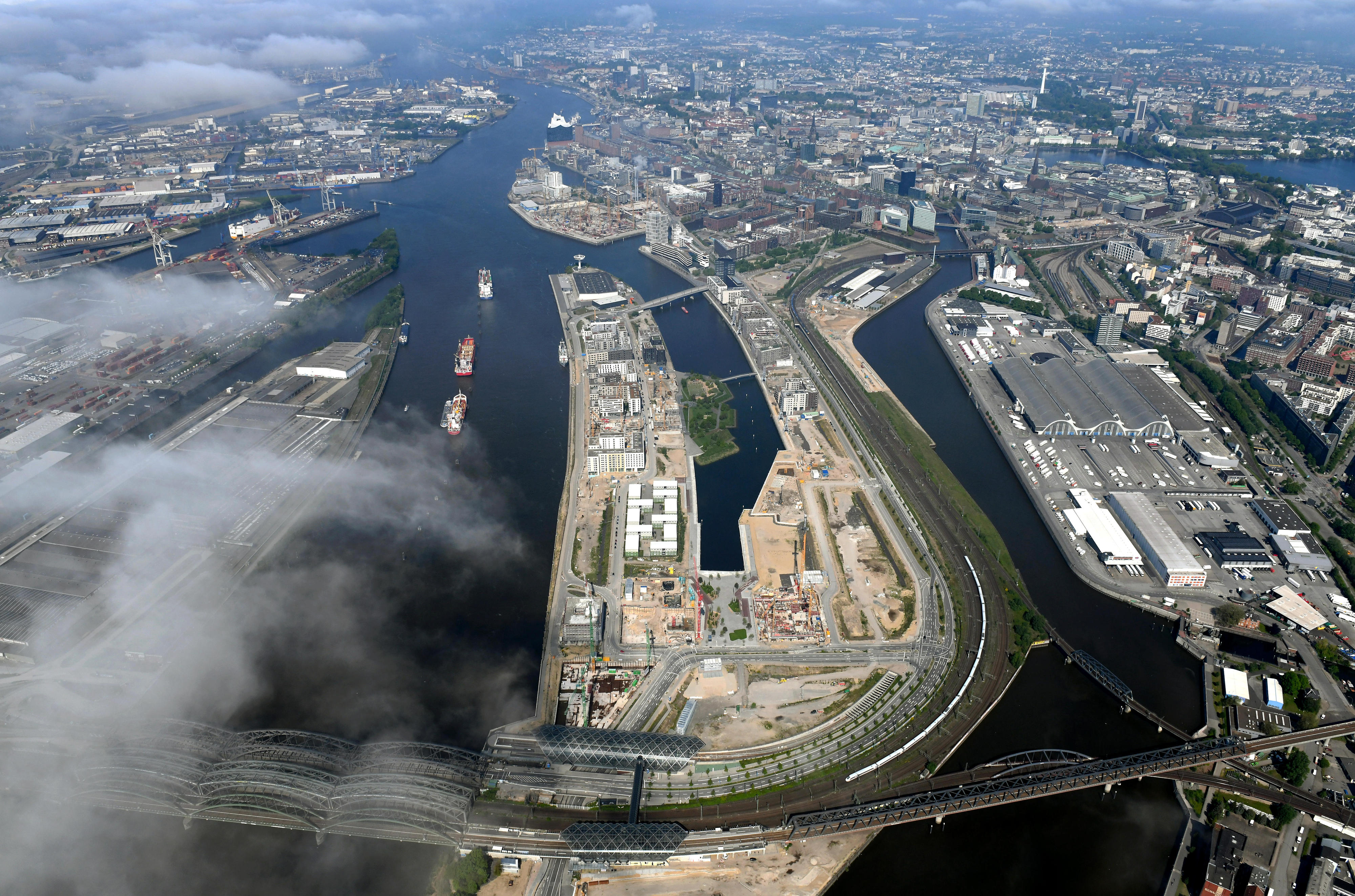 Luftaufnahme der Hafencity in Hamburg mit Elbe und der Baustelle des PREVIER