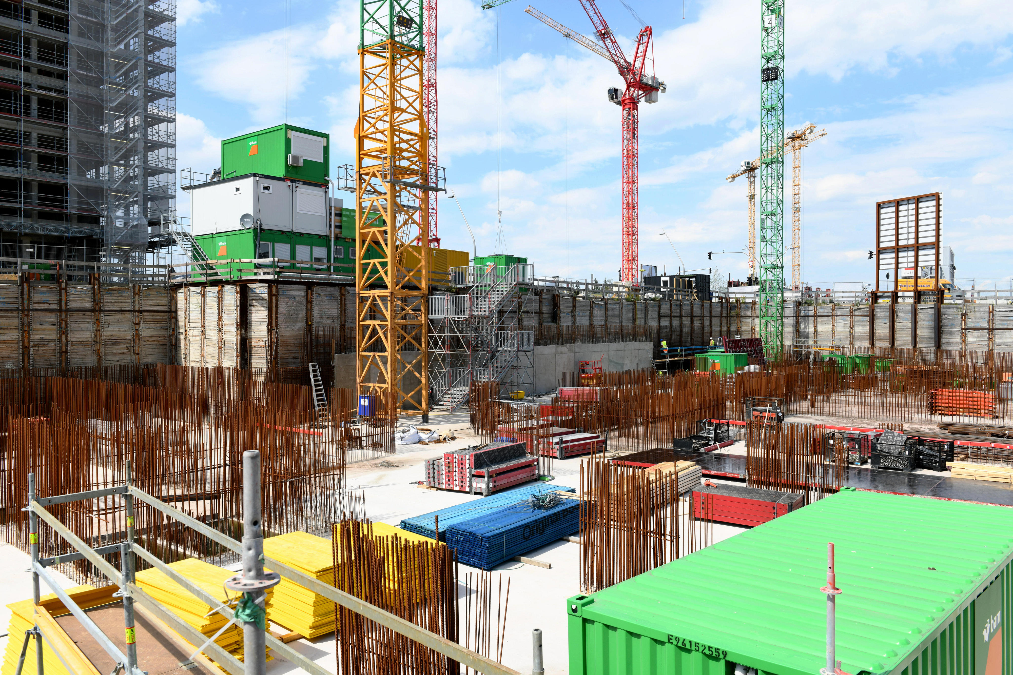 Die Baustelle des PREVIER mit Baumaterialien, Kränen und Gerüsten