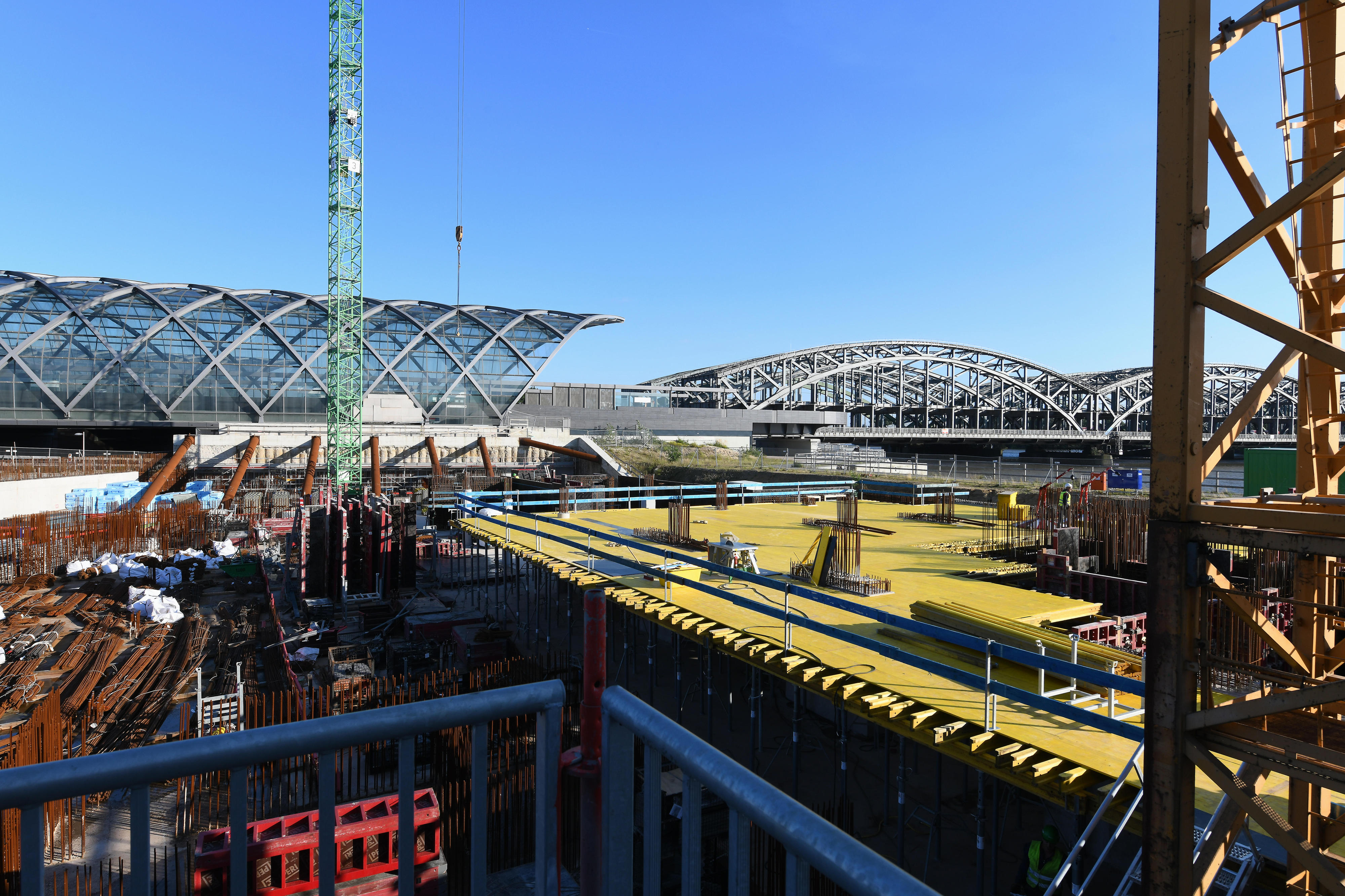 Der Blick von der Baustelle auf die S-Bahnstation Elbbrücken mit den markanten Glasgewölben