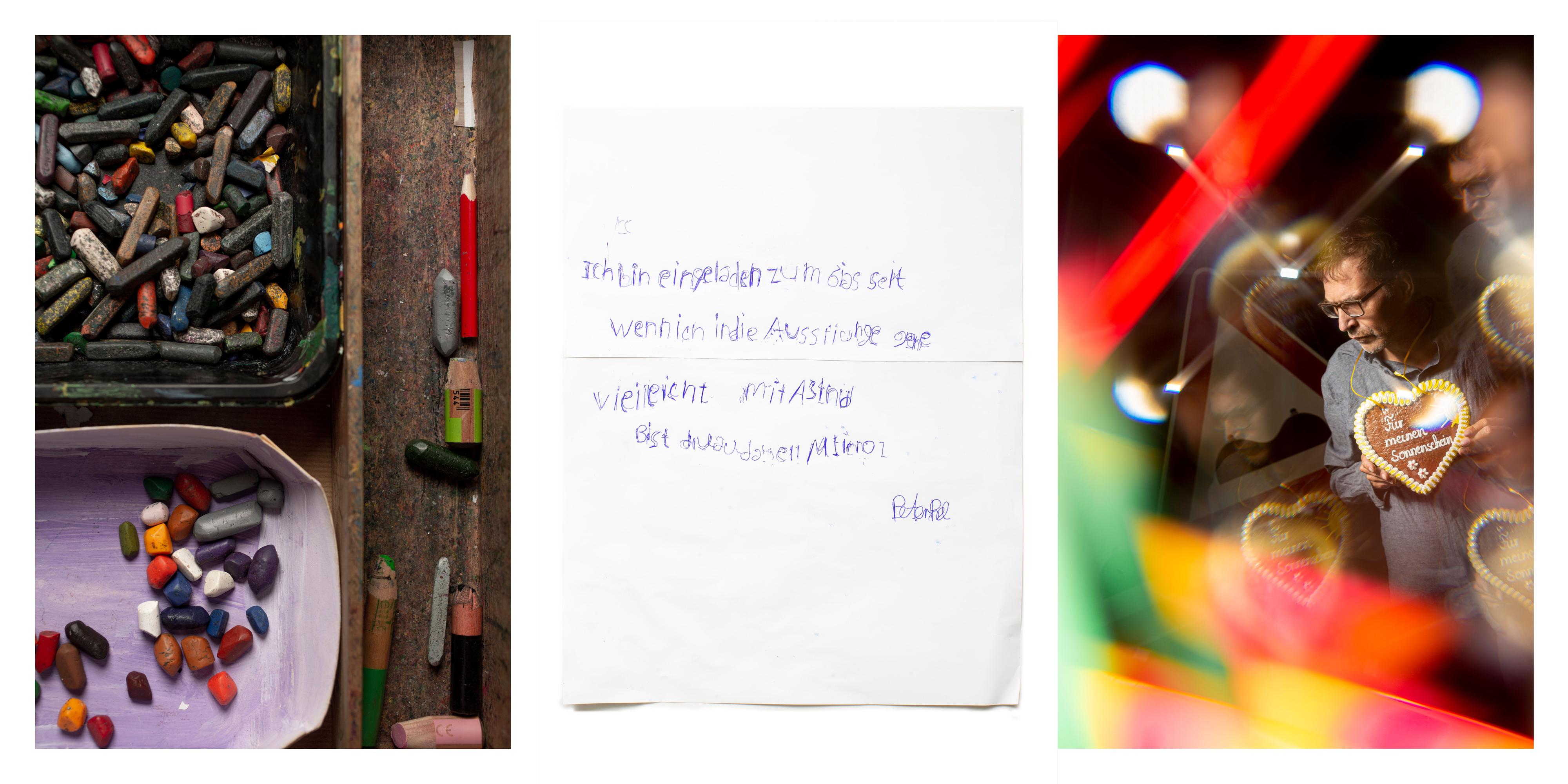 Collage aus drei Fotos: bunte Kreiden in Schachteln, Notizzettel und ein Mann , der ein Lebkuchenherz um den Hals trägt.