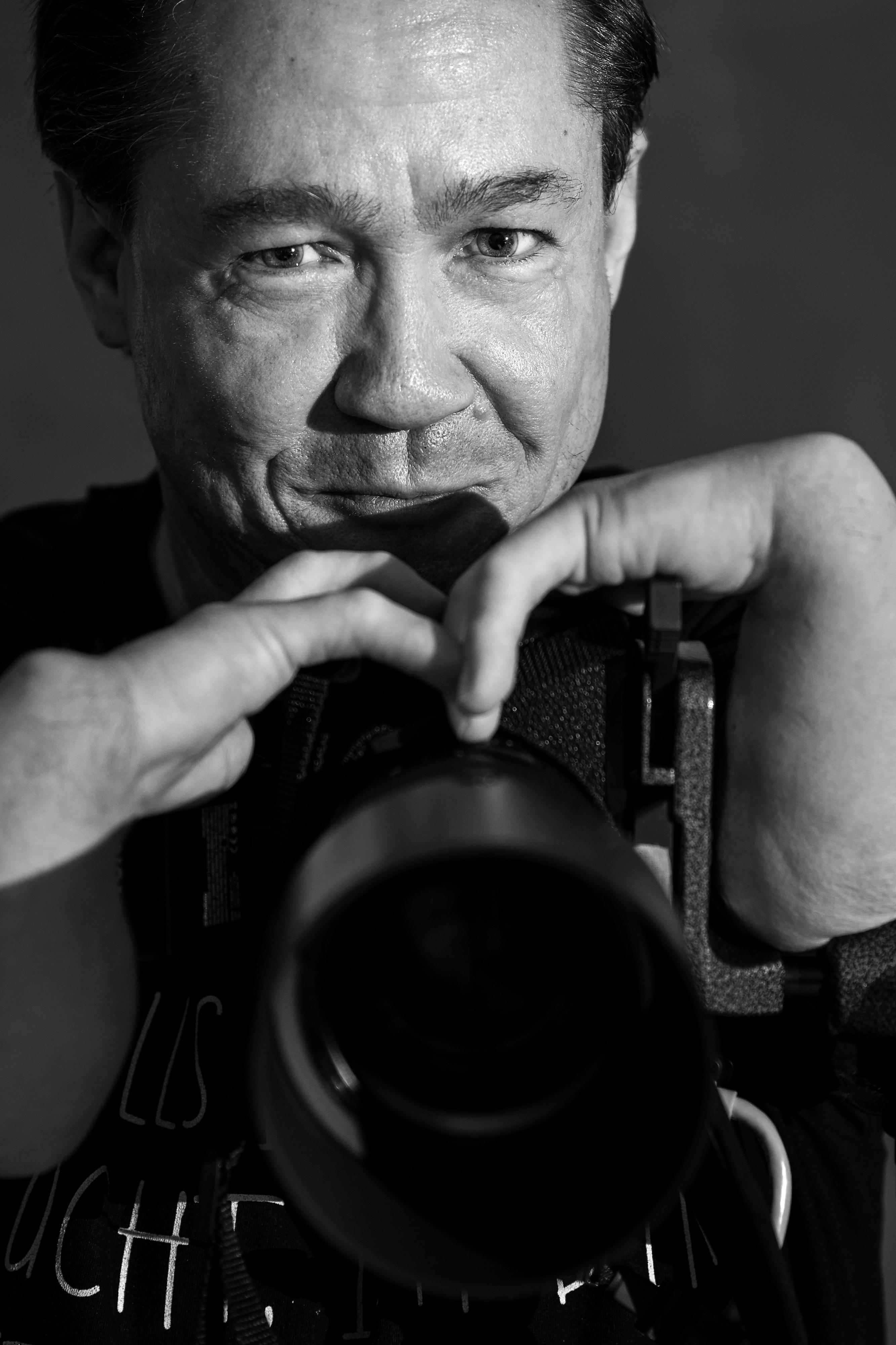 Ein contergangeschädigter Fotograf - er hält seine Kamera in den Händen.