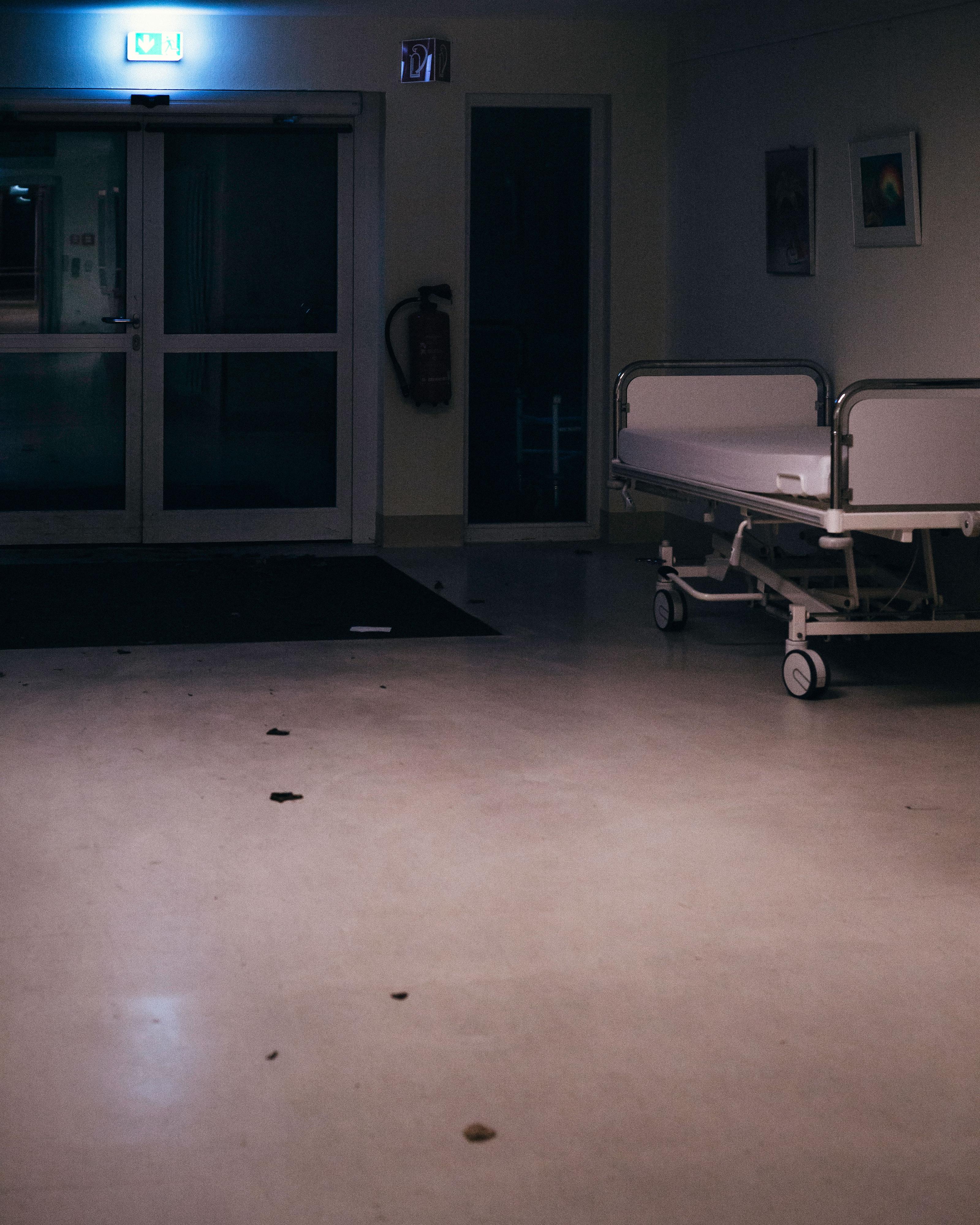 Ein leeres Bett steht auf einem Krankenhausflur.
