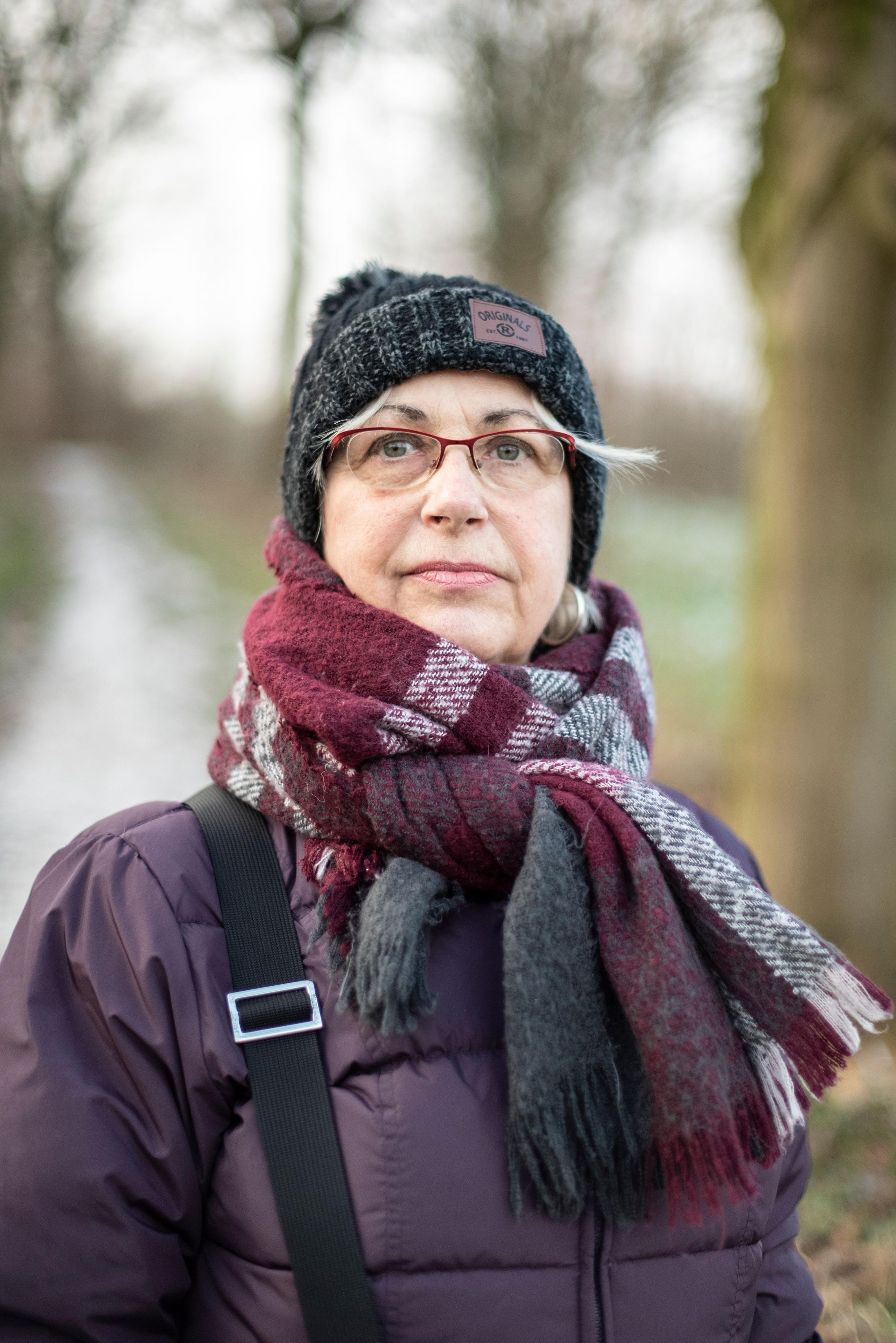 Eine Frau in Winterkleidung.