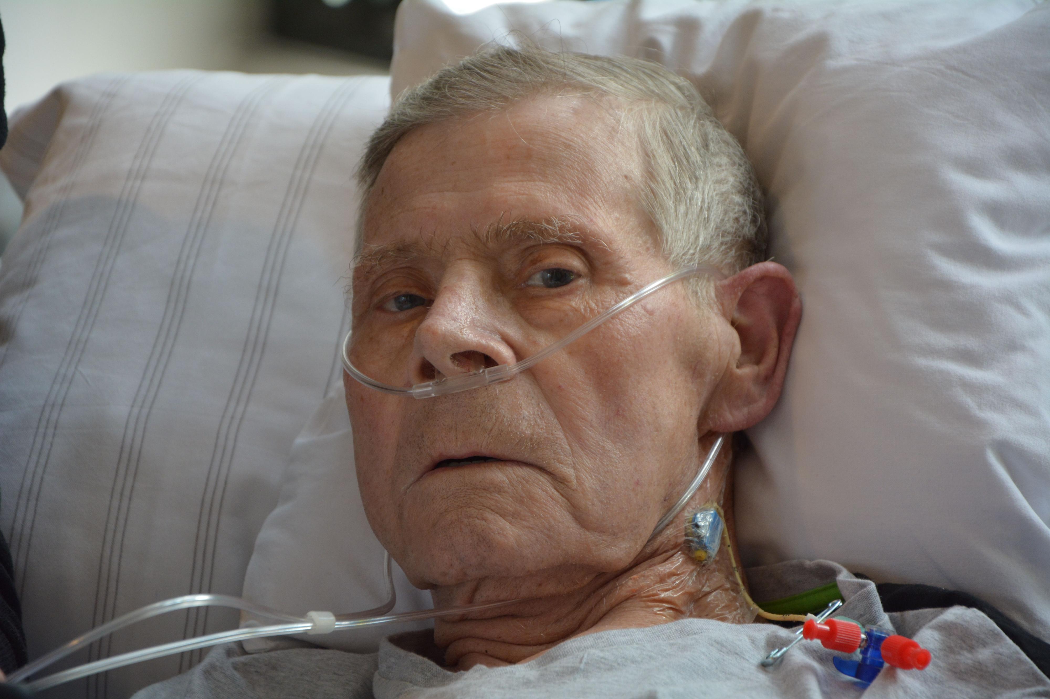 Mensch - Arbeit - Alter 2020 Ein älterer Mann liegt in einem Krankenhausbett - er bekommt Sauerstoff durch Schläuche in der Nase.