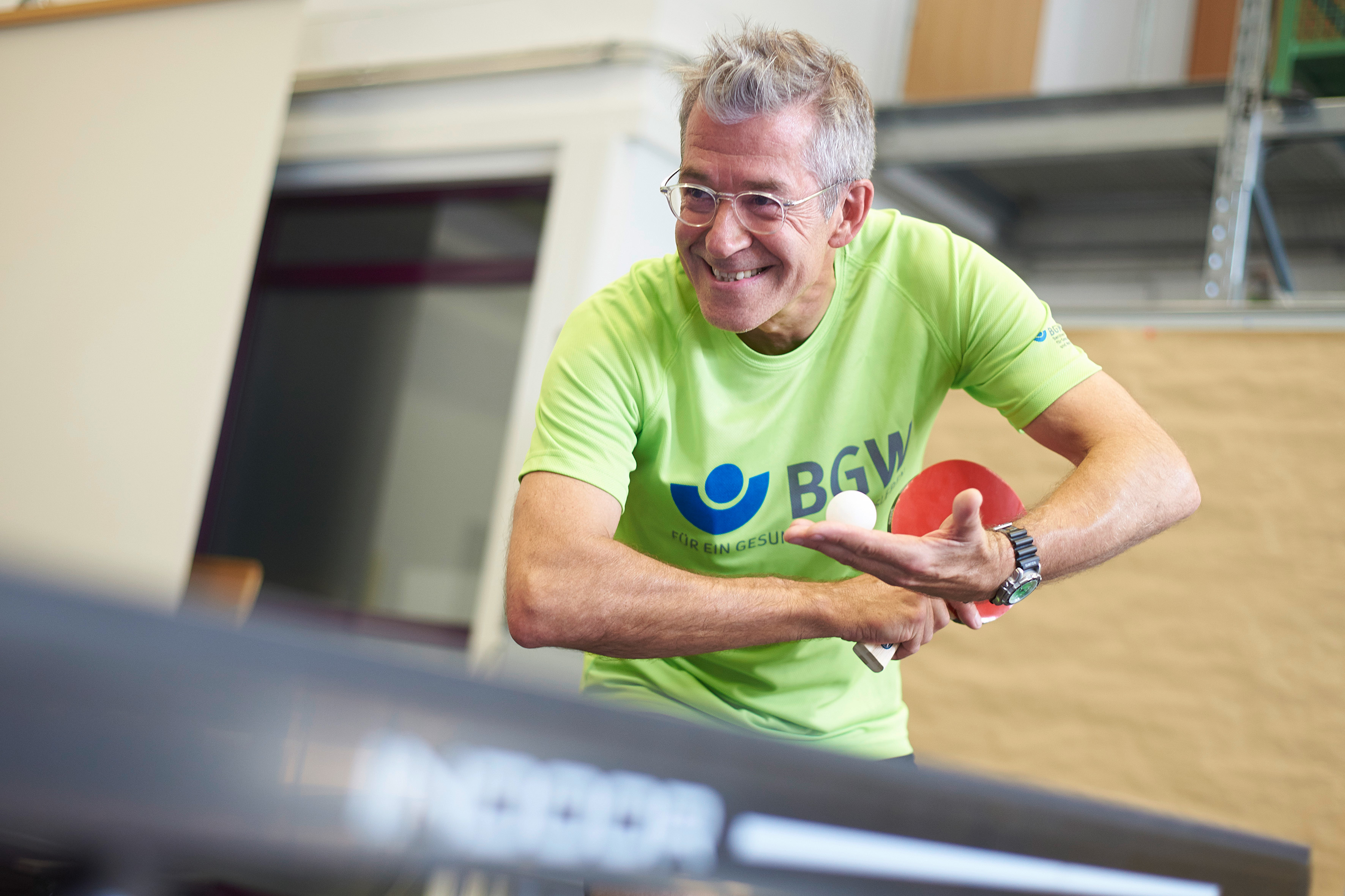 Teilnehmer beim Tischtennis spielen