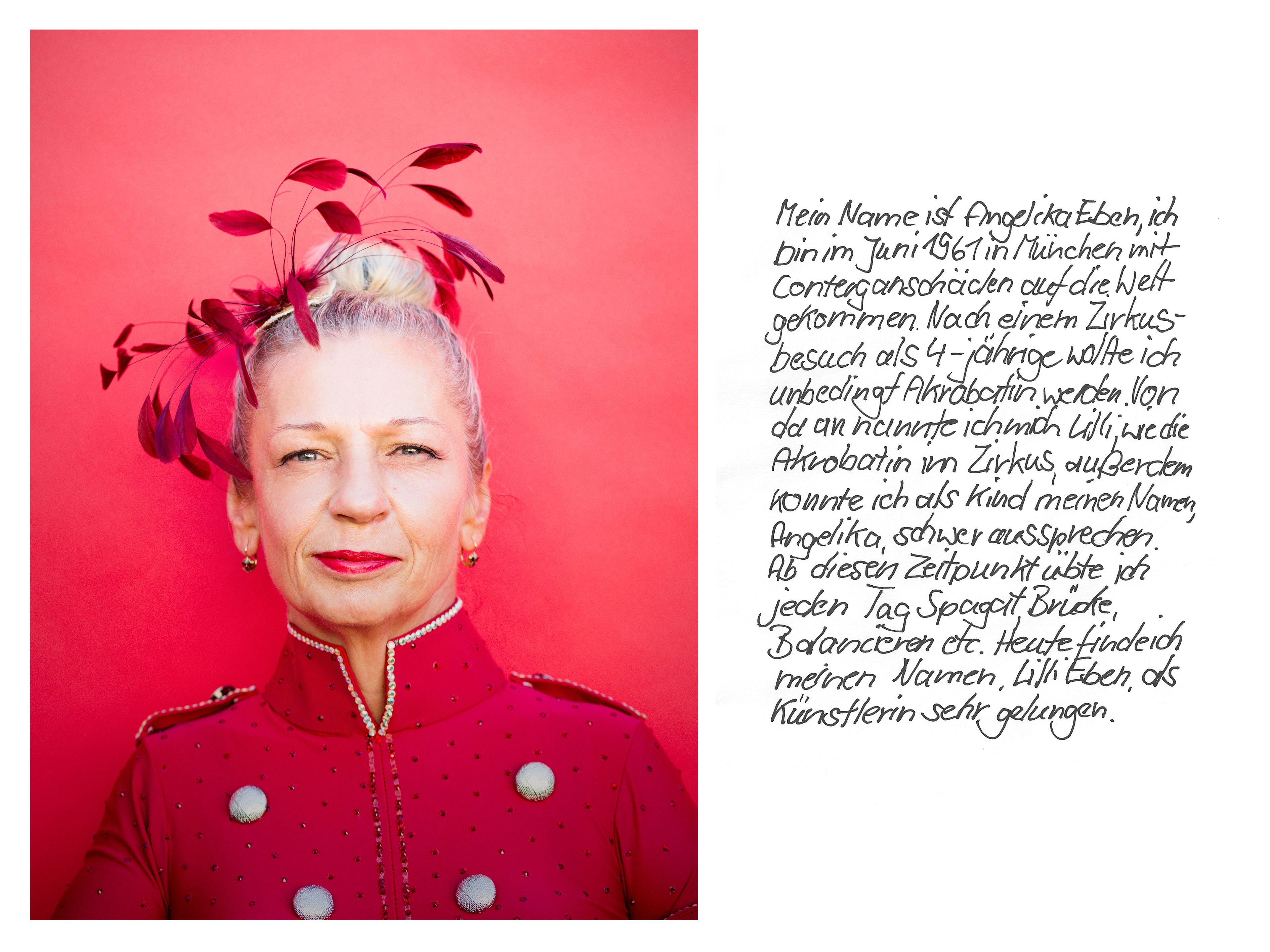 Mensch - Arbeit - Handicap 2017 Porträt einer Frau in einer roten Fantasie-Uniform-Jacke. Auf dem Kopf trägt sie einen Kopfschmuck aus roten Federn. Die Lippen sind in der gleichen Farbe geschminkt. Neben dem Foto beschreibt die Künstlerin ihren Werdegang.