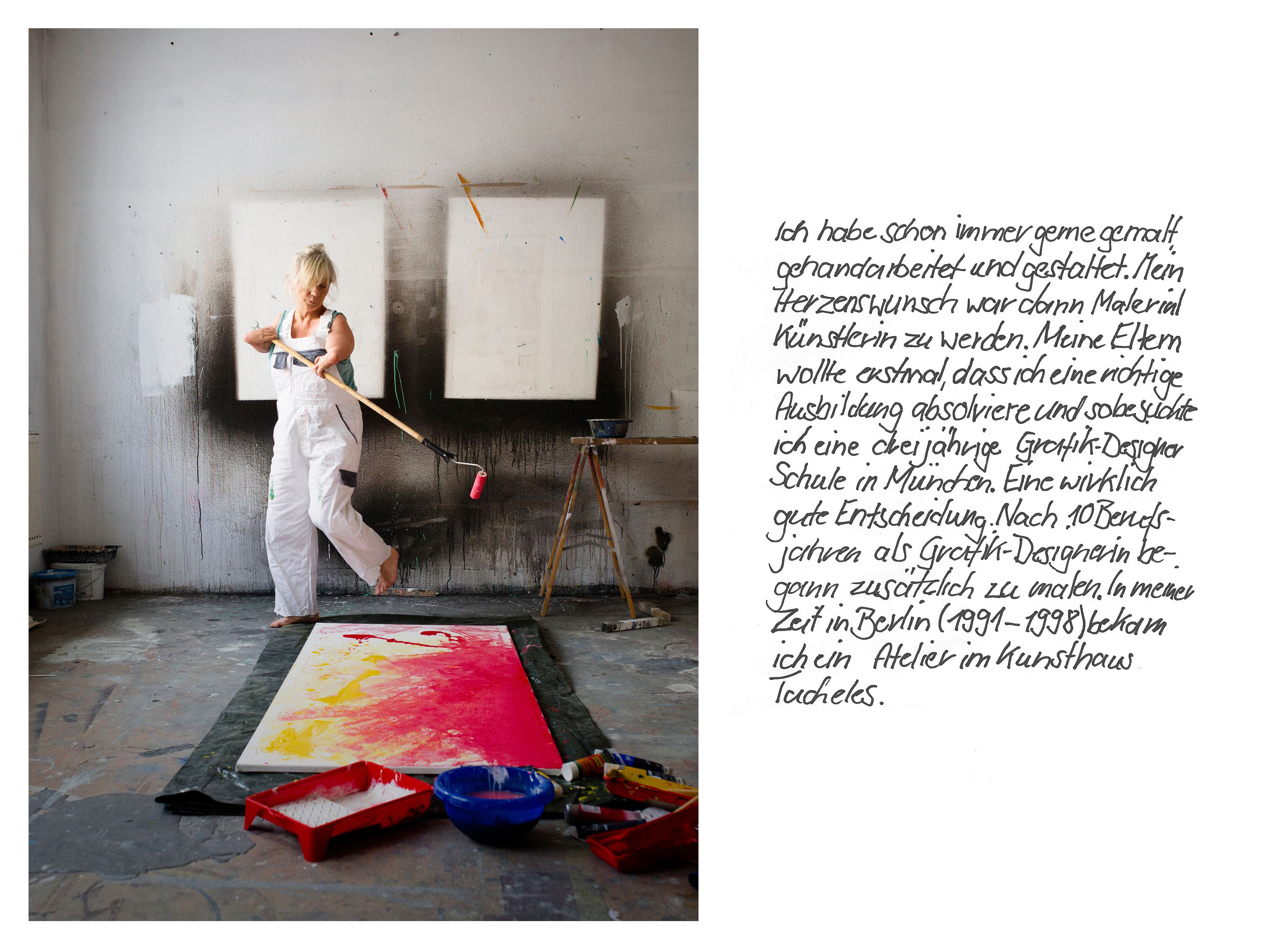 Eine Frau mit verkürzten Armen malt in einem Atelier. Neben dem Foto beschreibt die Künstlerin ihren beruflichen Werdegang.