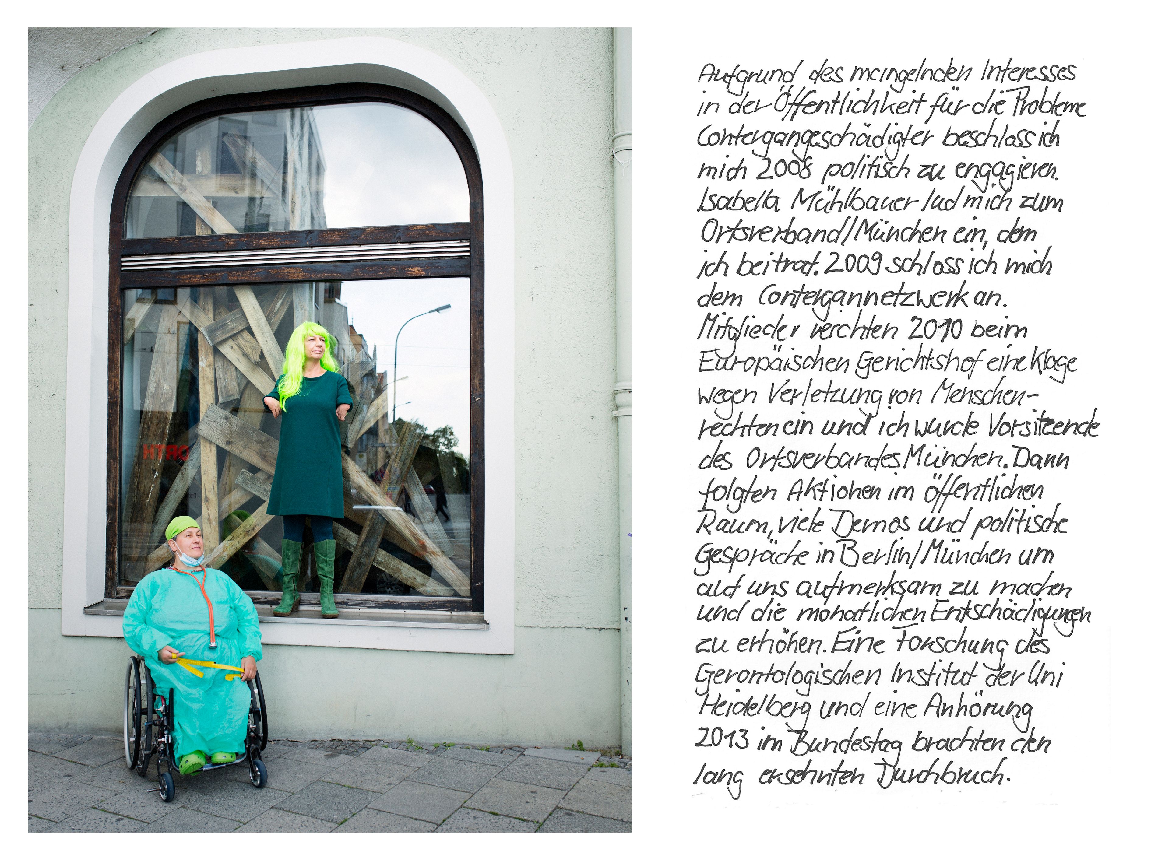 Eine Frau mit grüner Perücke und grünem Kleid steht auf dem Sims eines großen Fensters. Davor sitzt eine Frau im Rollstuhl. Sie trägt grüne OP-Kleidung und ein Stethoskop um ihren Hals. Neben dem Foto erzählt die Künstlerin etwas zu ihrem politischen Engagement.