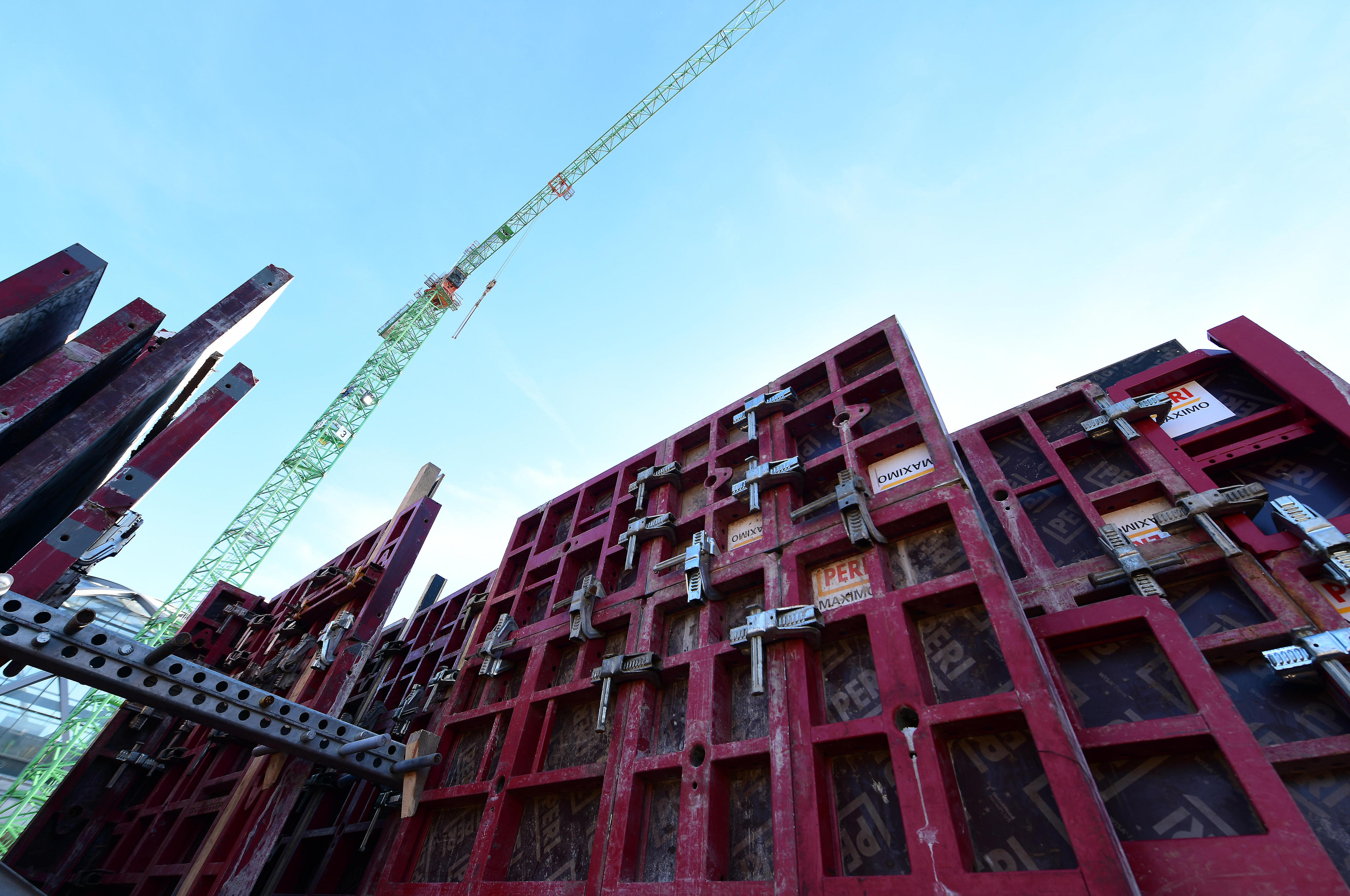 Baustelle des PREVIER, Trägerwände und Baukran
