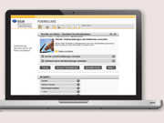 Ein Laptop mit der Startseite der Online-Gefährdungsbeurteilung für Friseure