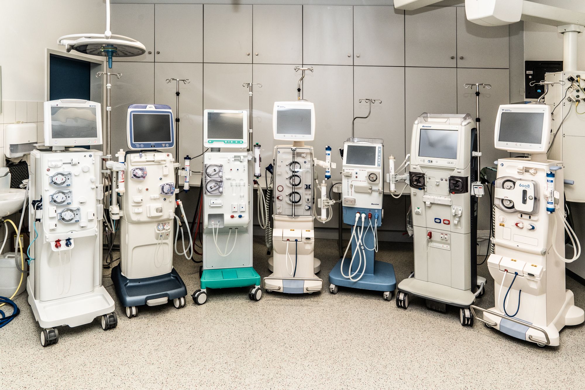 7 unterschiedliche Hämodialysegeräte in einem Raum