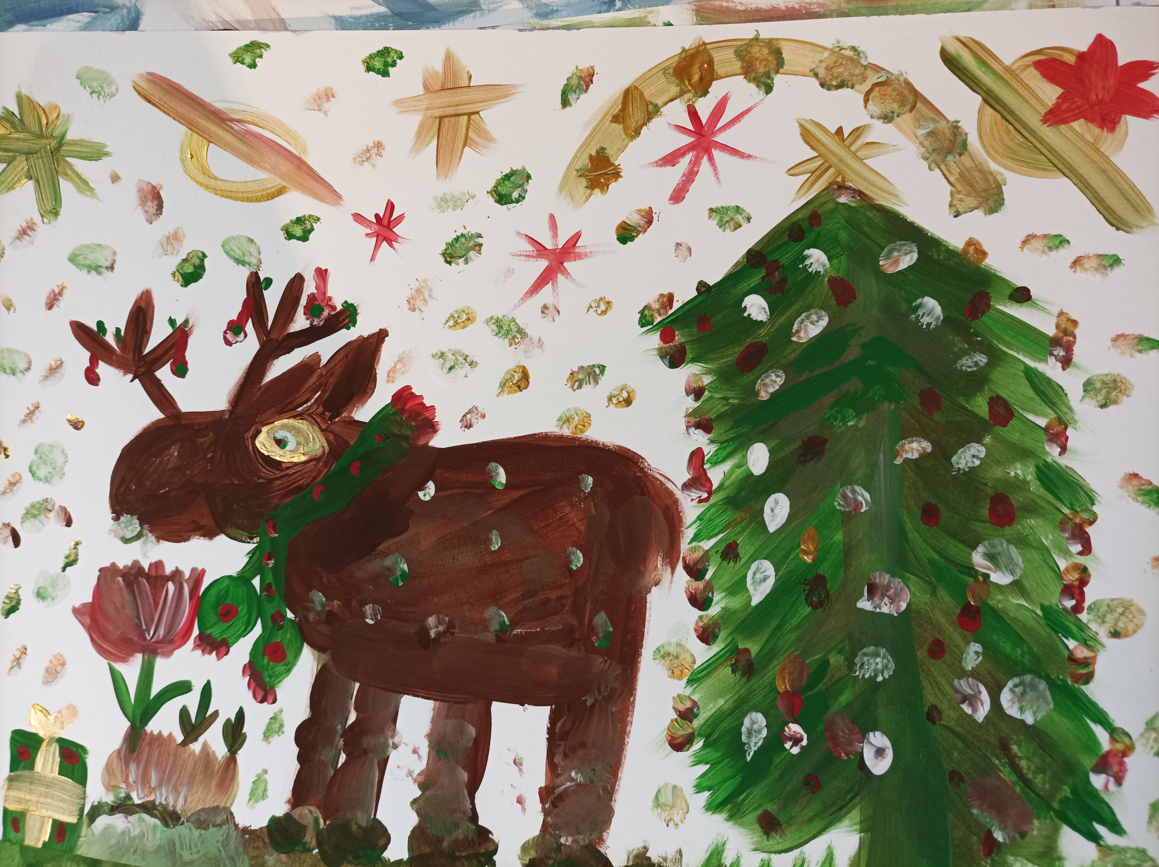 Gemälde: Elch steht neben einer geschmückten Tanne auf einer Wiese. Er trägt einen Schal und hat Weihnachtsschmuck im Geweih