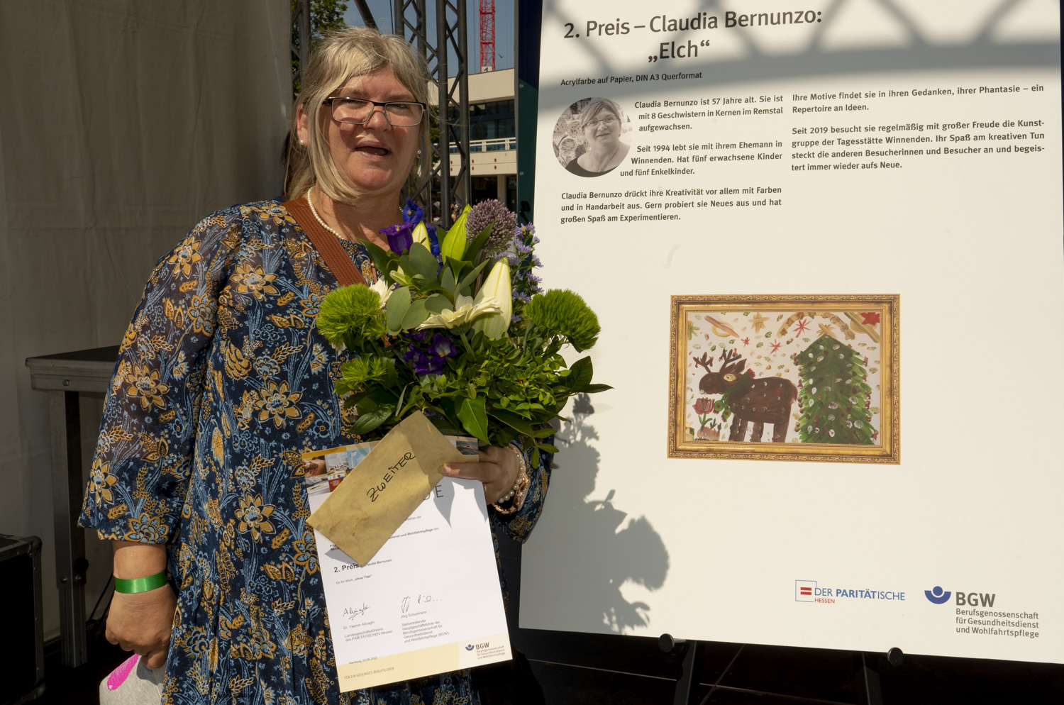 Claudia Bernunzo mit Urkunde und Blumenstrauß