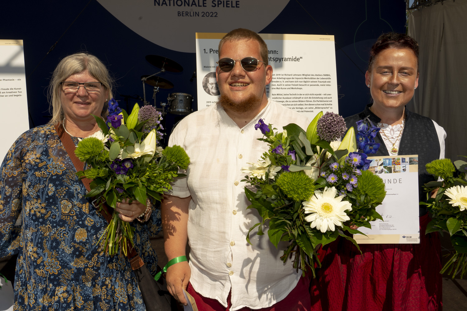  Claudia Bernunzo, Richard Lehmann und Annerose Stadler mit Urkunden und Blumensträußen