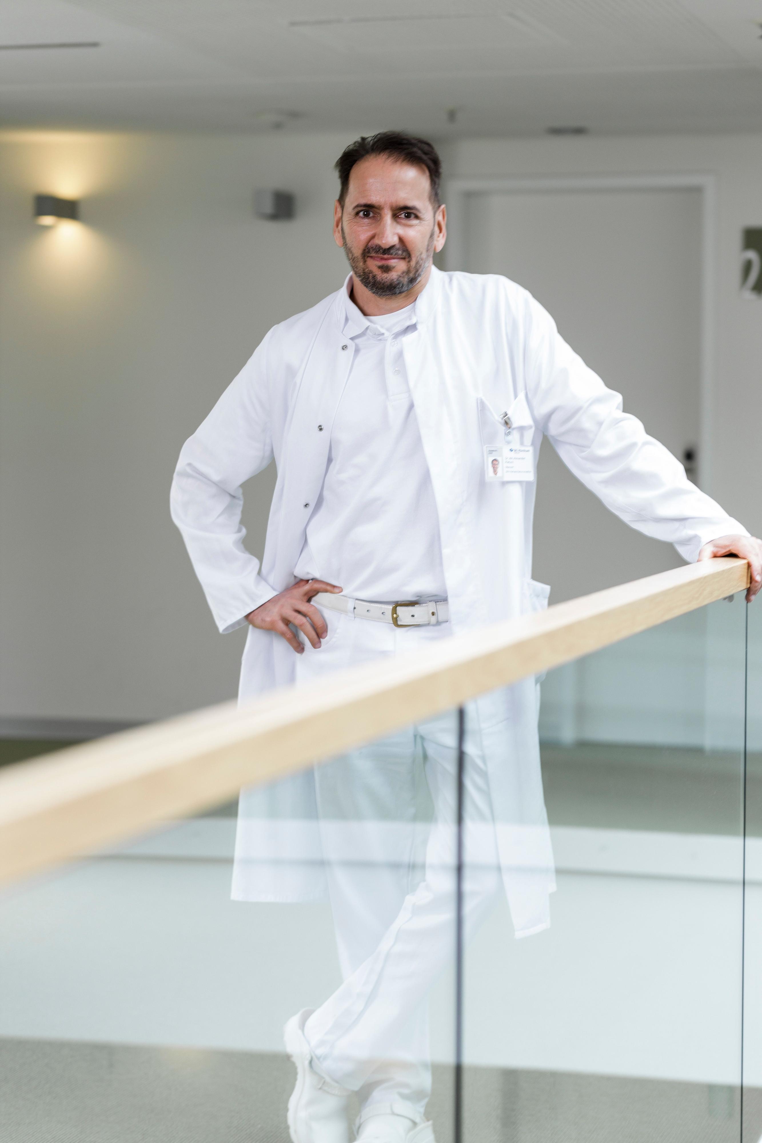 Dr. Aki Pietsch im weißen Arztkittel.