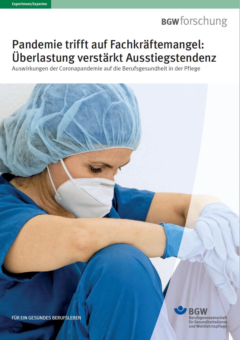 Titelbild: Eine Pflegekraft mit FFP2-Maske sitzt erschöpft am Boden.