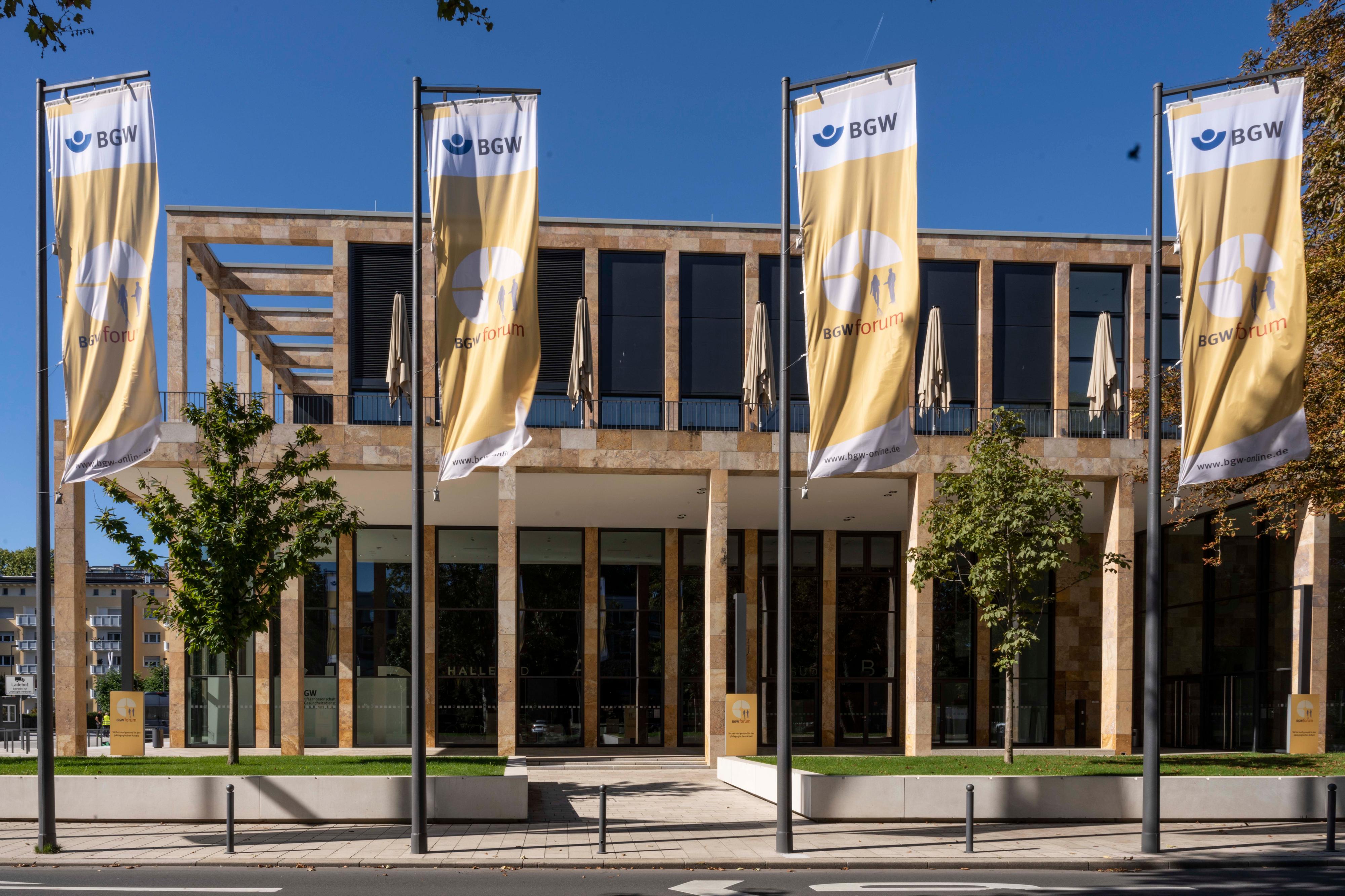 Vier BGW-Flaggen wehen vor dem RMCC Kongresszentrum Wiesbaden.