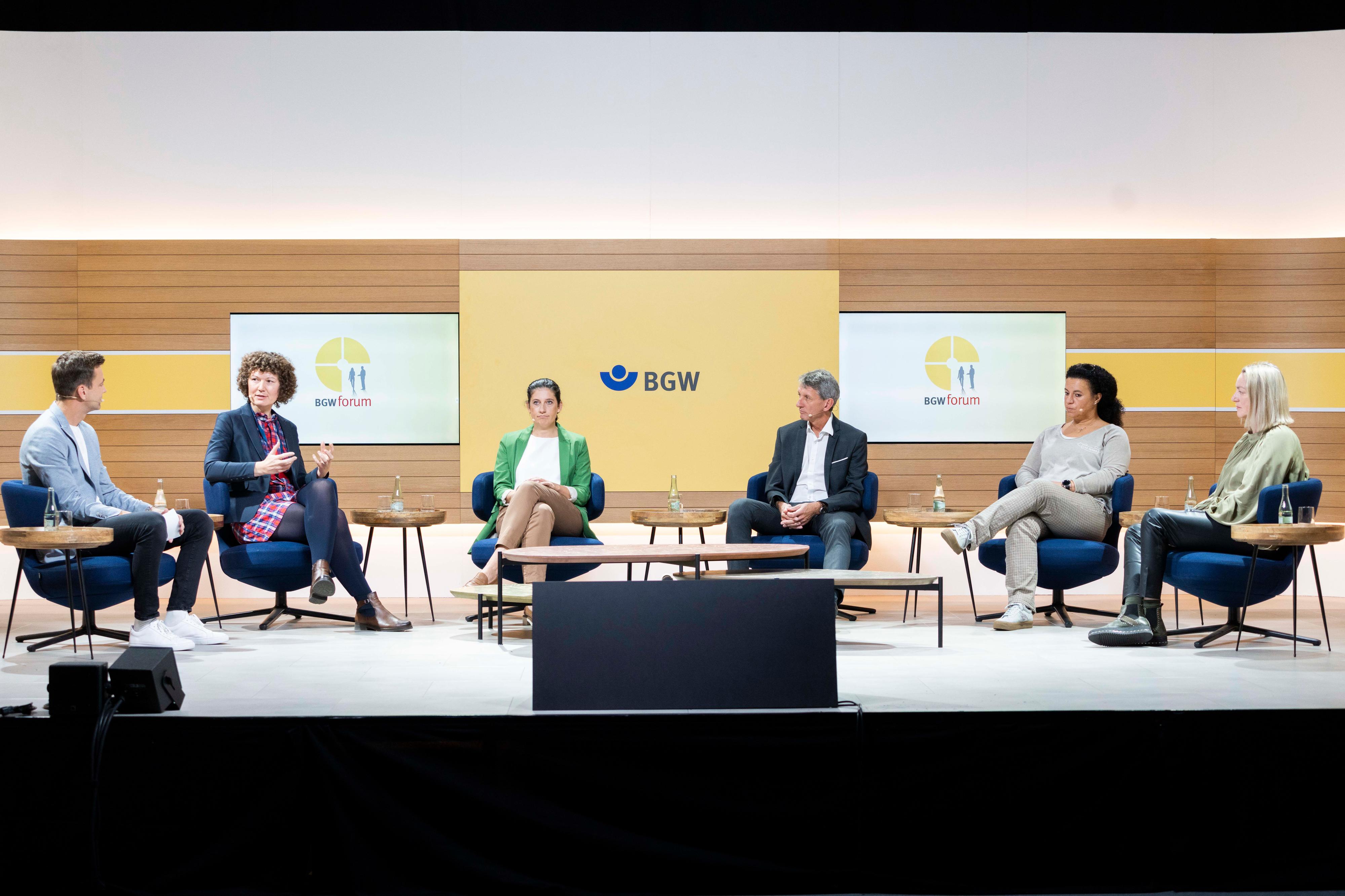 BGW forum 2022 – Satellitensymposium Sechs Personen - vier Frauen und zwei Männer sitzen auf einem Podium und diskutieren.