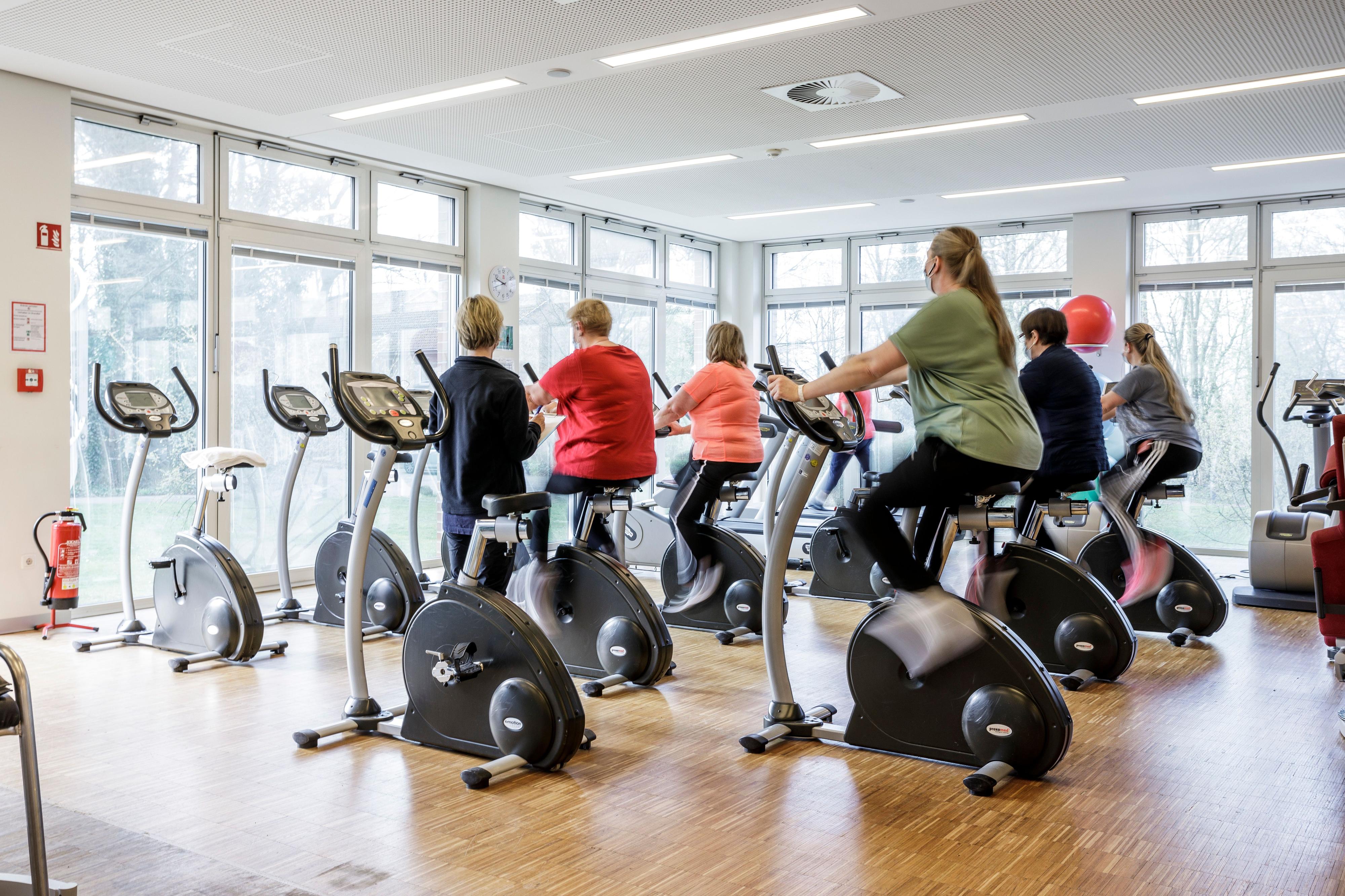 Trainingsfläche im BG Klinikum Hamburg mit einer Gruppe von Teilnehmenden im Cardio-Bereich