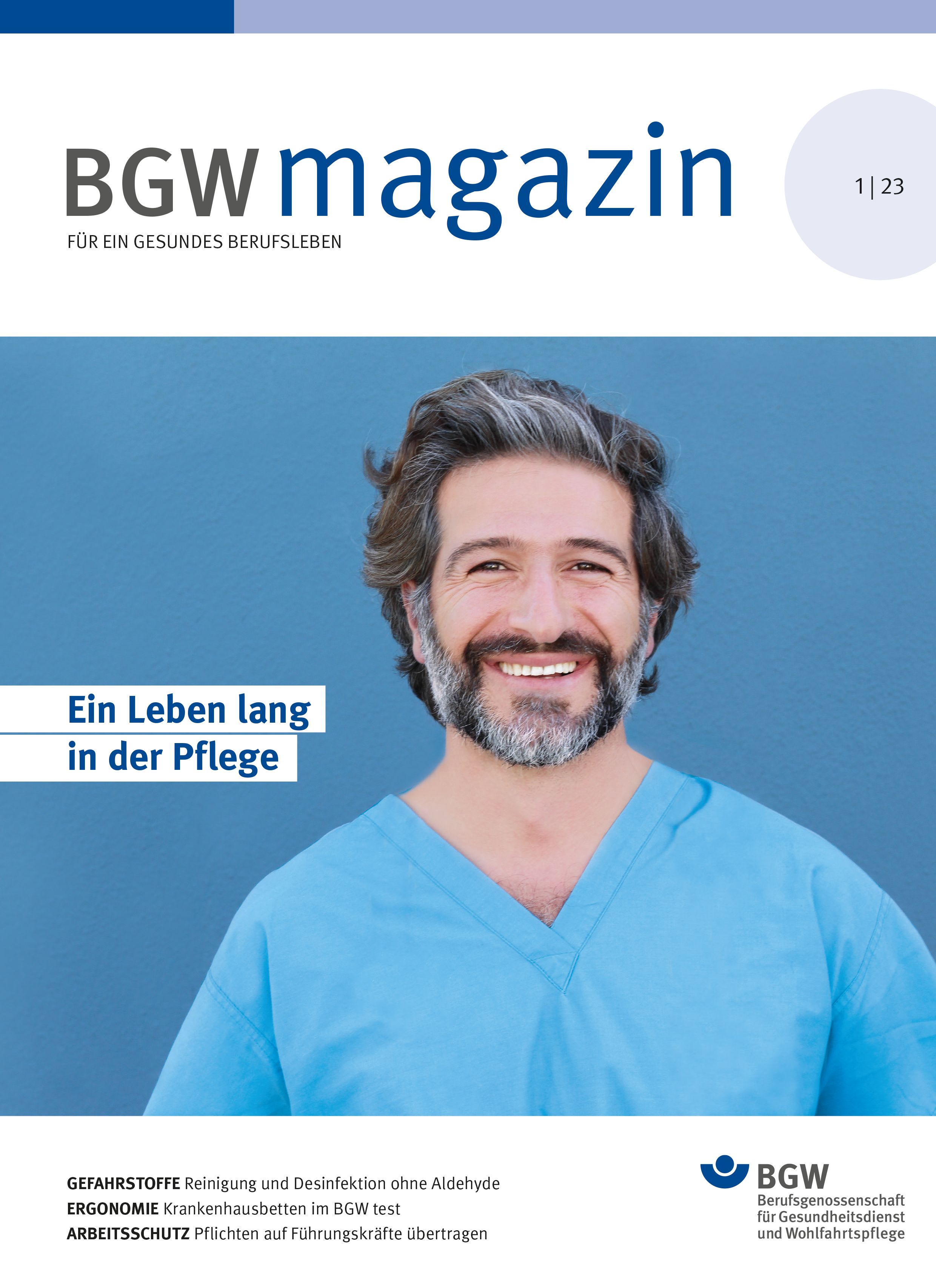 Titel: BGWmagazin, Ausgabe 1/2023 - 1-2023 - Mann mit Bart und grauen Haaren in Pflege-Kleidung lacht in die Kamera.