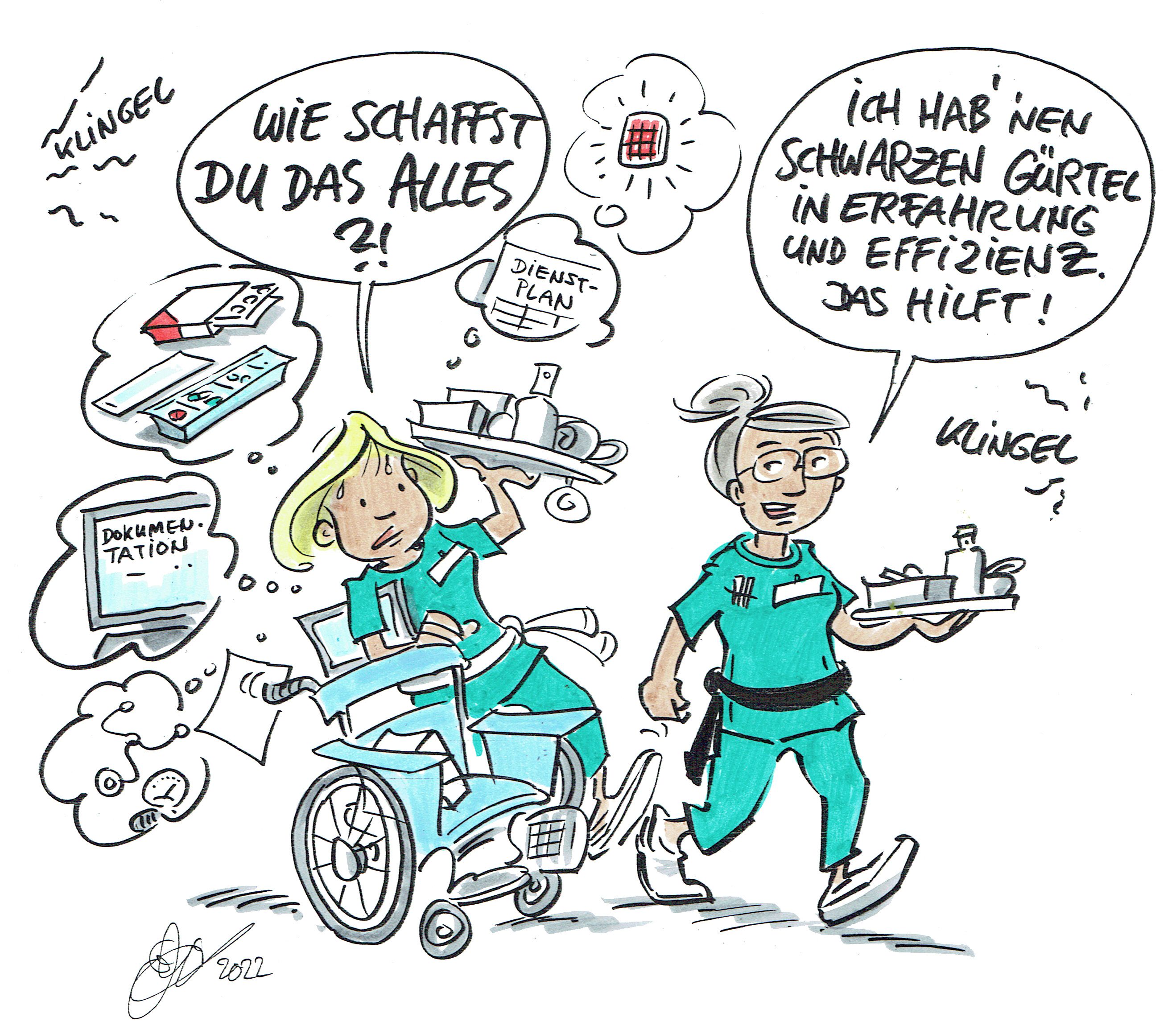 Karikatur: Eine blonde Pflegekraft mit einem weißen Gürtel stolpert und schwitzt, während sie ein Tablett balanciert und einen Rollstuhl schiebt. Neben ihr läuft eine grauhaarige Pflegekraft mit schwarzem Gürtel, die entspannt ein Tablett trägt. Die blonde Pflegekraft fragt: "Wie schaffst du das alles?!" Die grauhaarige Pflegekraft antwortet: "Ich hab 'nen schwarzen Gürtel in Erfahrung und Effizienz. Das hilft!"