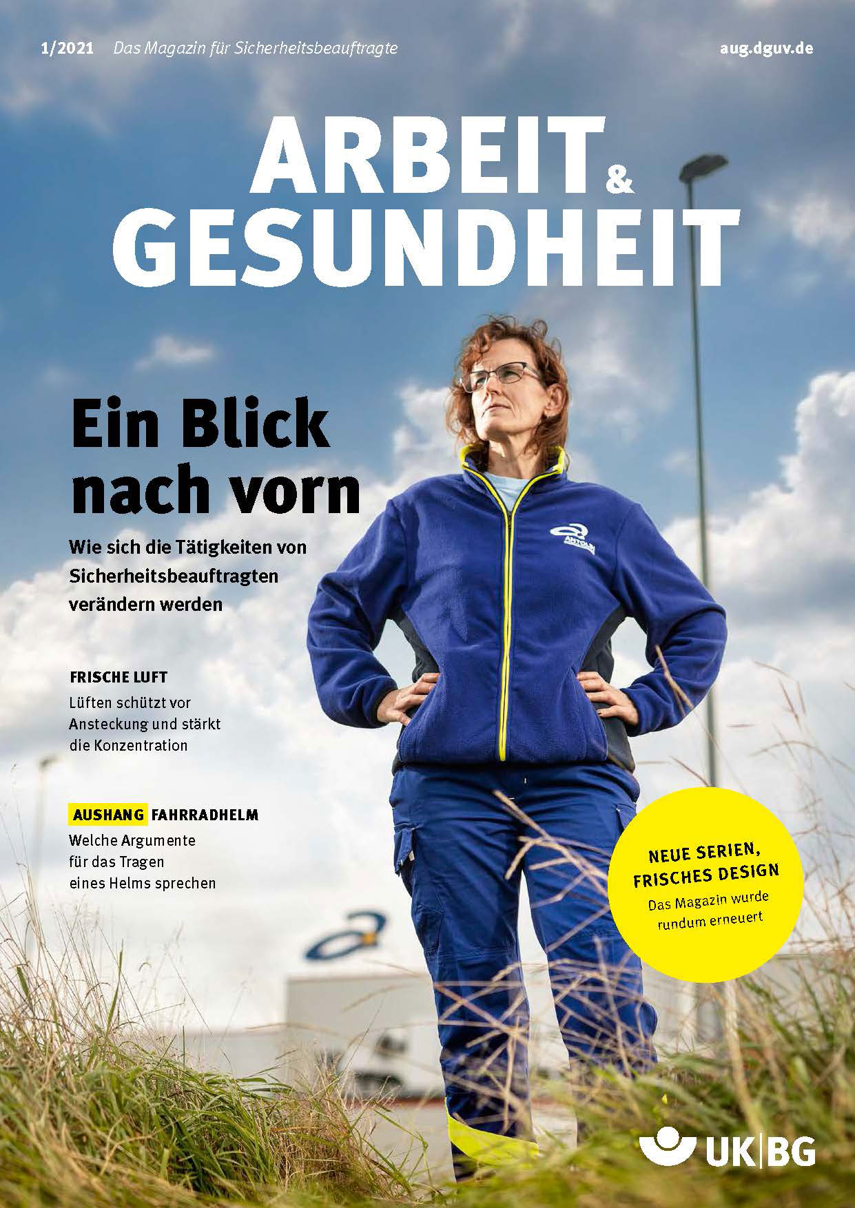 Titel des Magazins Arbeit & Gesundheit: Frau in blauer Arbeitskleidung im Freien, die Hände in die Hüften gestemmt, mit selbstbewusstem Blick