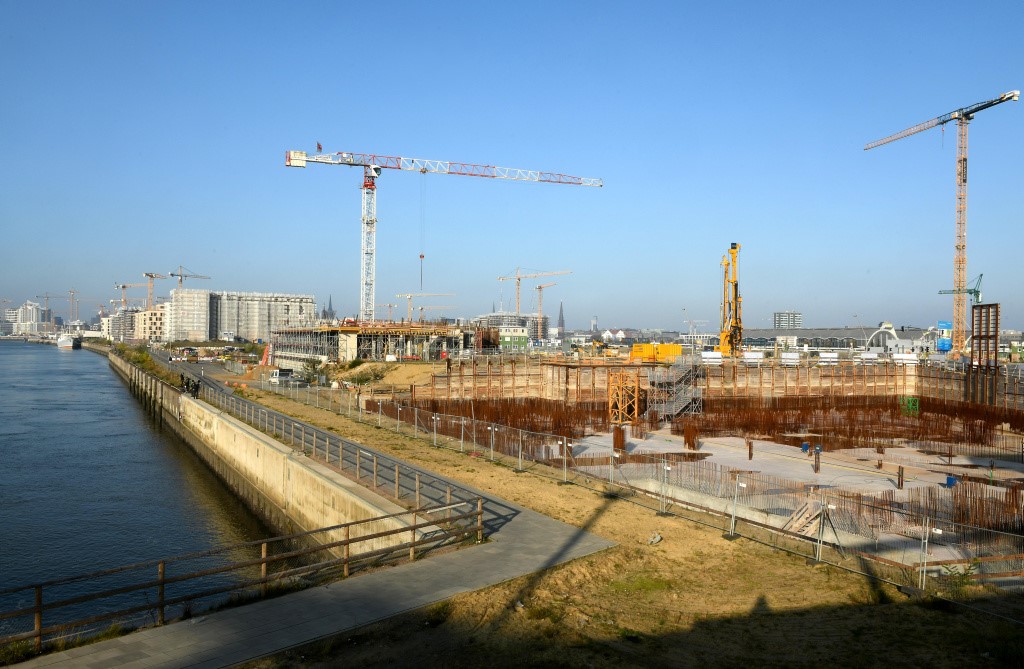 Baustelle des Präventionszentrums in der Hamburger Hafencity, im Hintergrund die Elbe