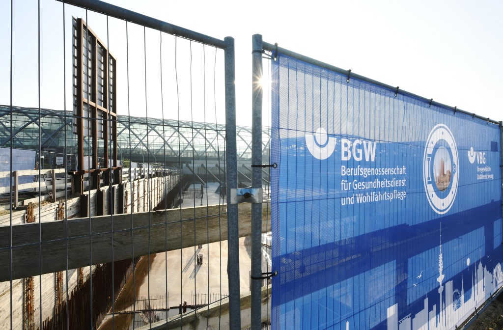 Baustelle des Präventionszentrums in der Hamburger Hafencity, im Hintergrund Bahn-Station Elbbrücken