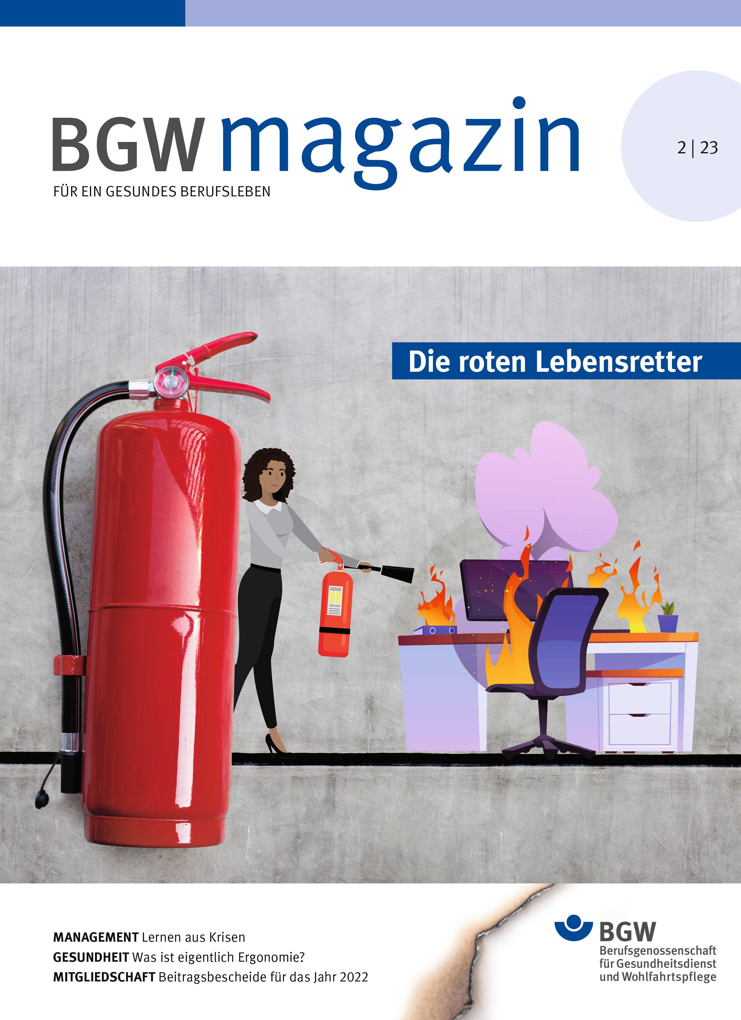 Titel BGW magazin, Ausgabe 2/23: Roter Feuerlöscher - im Hintergrund eine Illustration: Frau löscht mit einem Feuerlöscher einen brennenden Büroarbeitsplatz.