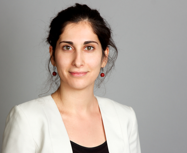 Larissa Hassoun Junge Frau mit schwarzen Haaren und weißen Blazer lächelt in die Kamera.