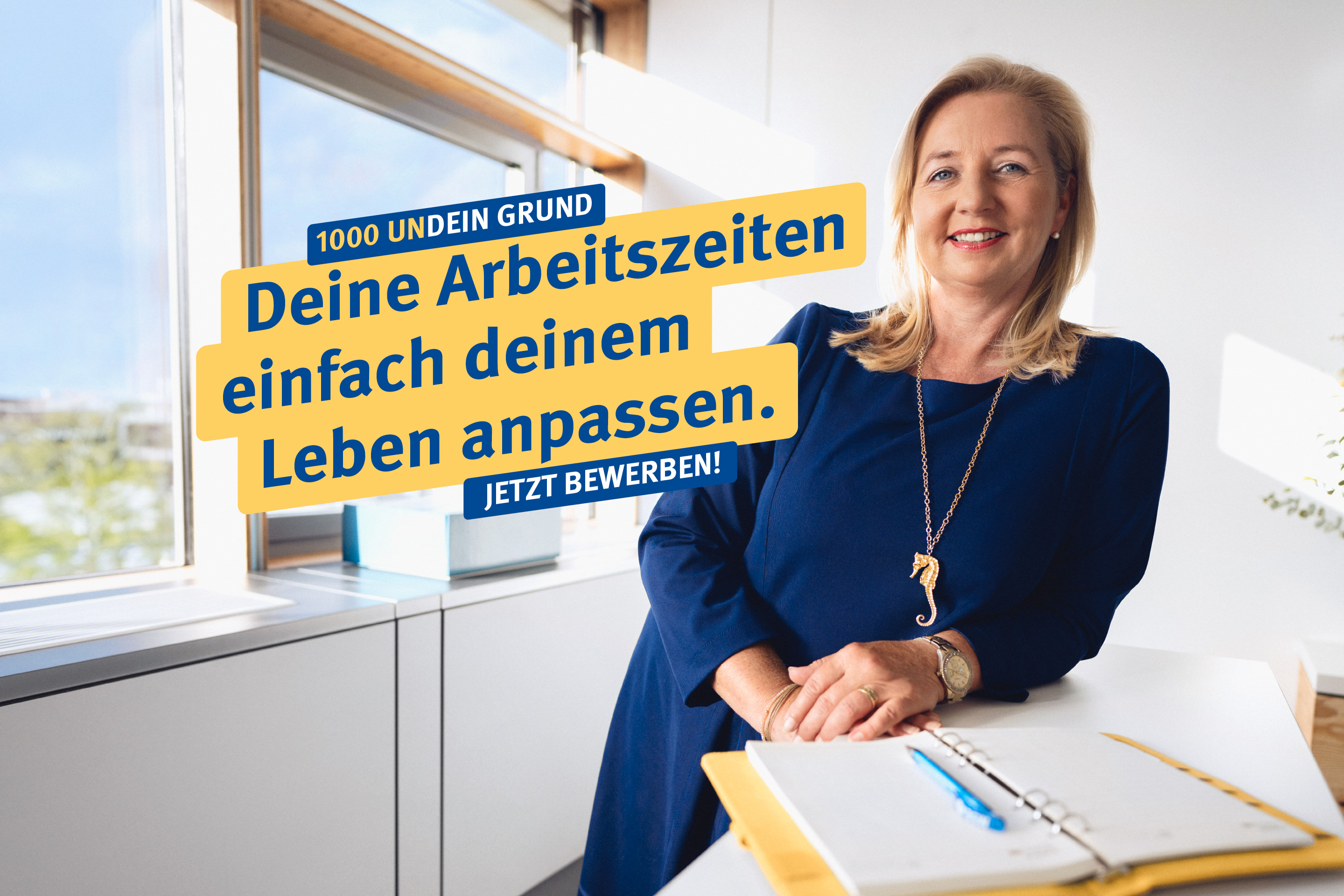 1000 UNDEIN GRUND – Deine Arbeitszeiten einfach deinem Leben anpassen. Eine Frau steht lächelnd im Büro, dazu der Text: "1000 undein Grund – Deine Arbeitszeiten einfach deinem Leben anpassen. Jetzt bewerben"