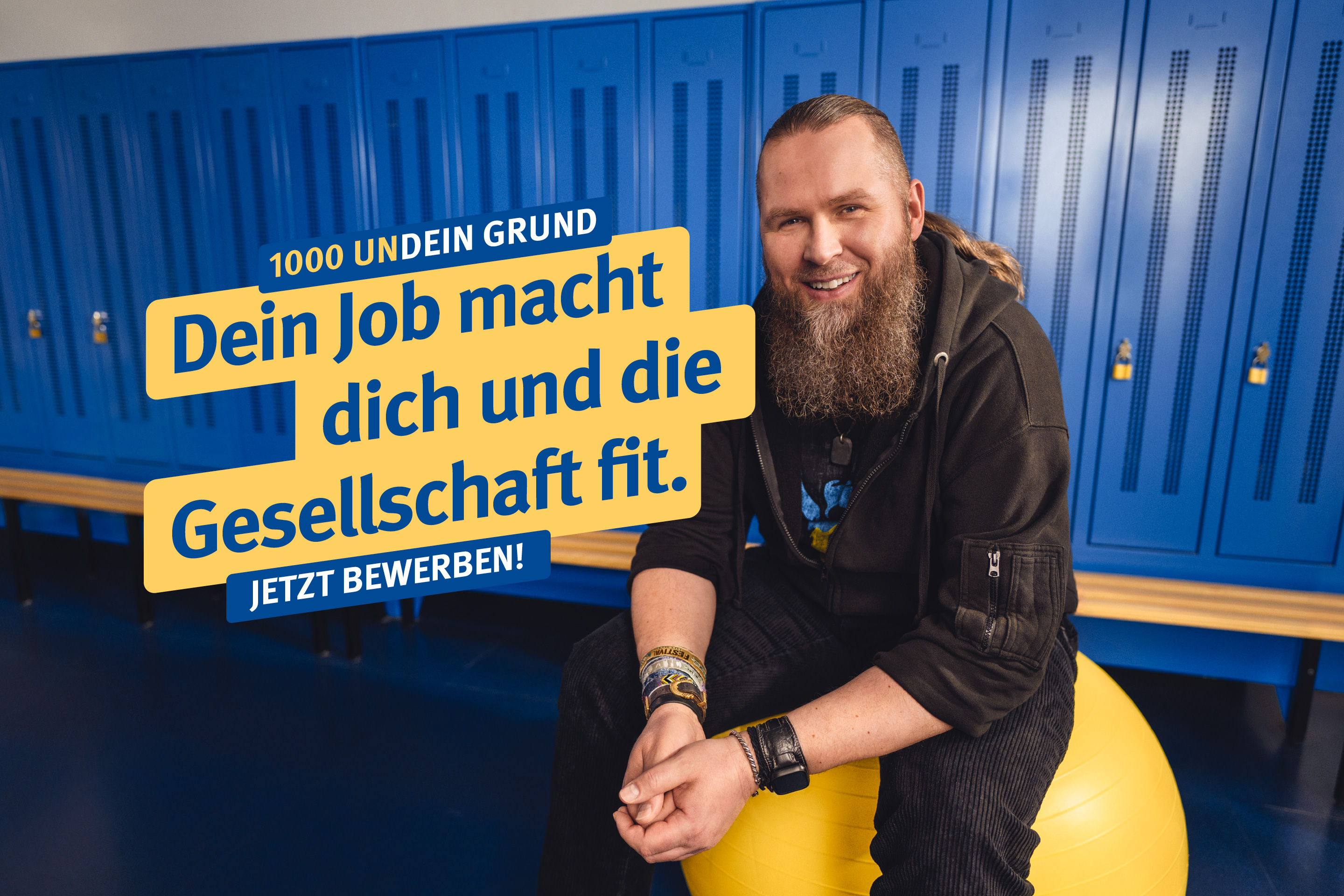 Ein Mann mit Bart sitzt auf einem Gymnastikball in einer Umleidekabine, dazu der Text: : "1000 undein Grund – Dein Job macht dich und die Gesellschaft fit. Jetzt bewerben!"