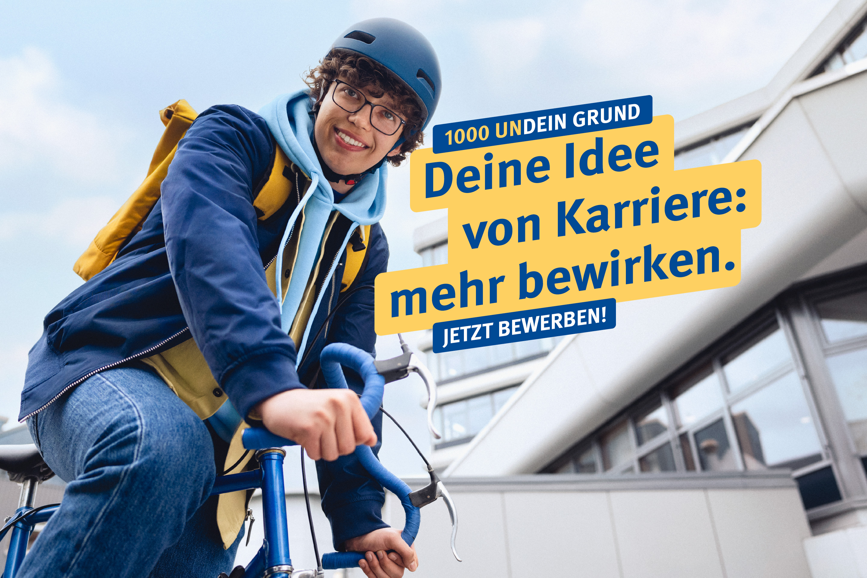 1000 UNDEIN GRUND – Deine Idee von Karriere: mehr bewirken. Ein junger Mensch sitzt lächelnd auf einem Fahrrad, dazu der Text: "1000 undein Grund – Deine Idee von Karriere: mehr bewirken. Jetzt bewerben!"