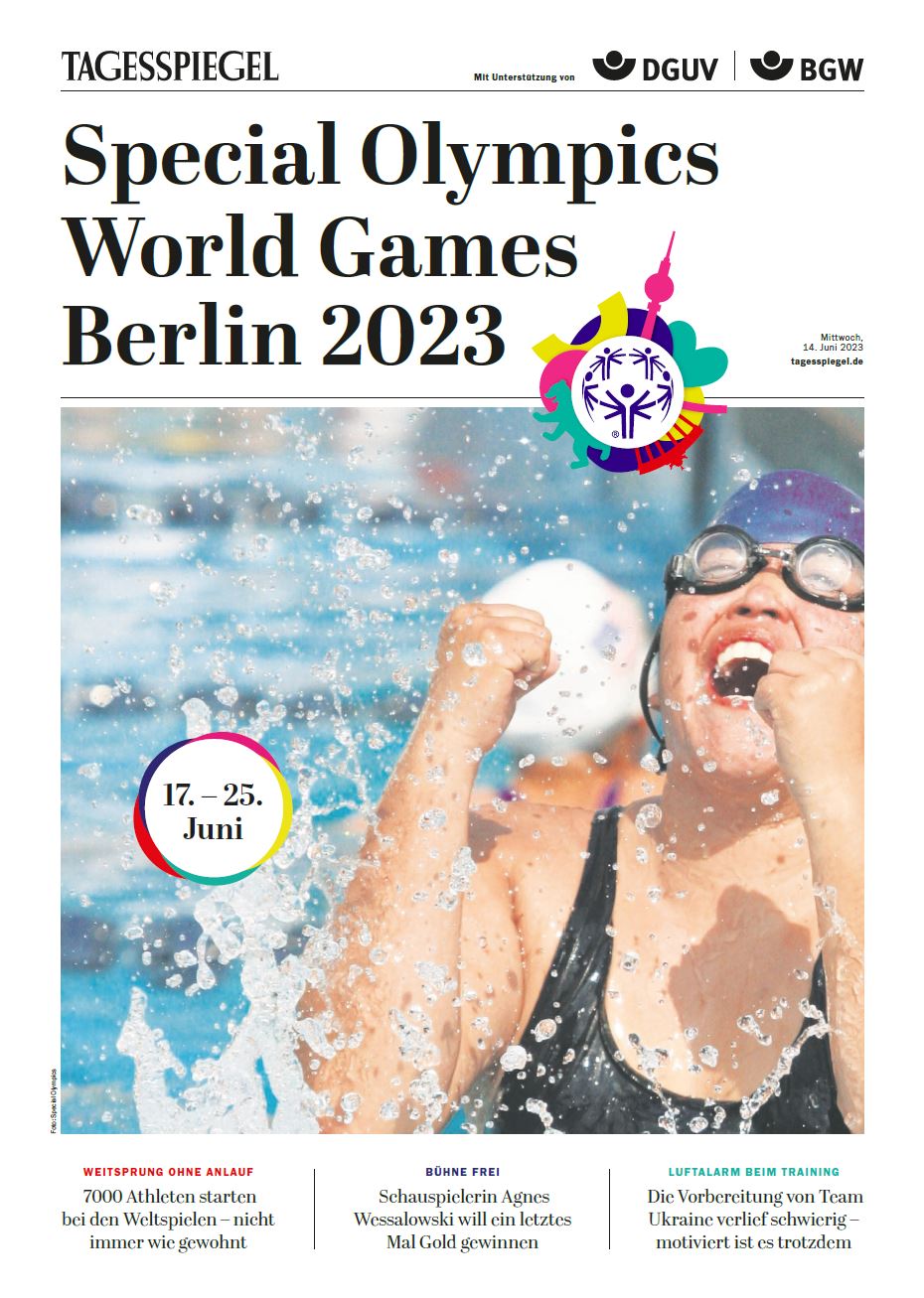 Das Cover der Tagesspeigel-Beilage zeigt eine Schwimmerin mit Schwimmbrille, die im Wasser die Arme hochreißt vor Freude