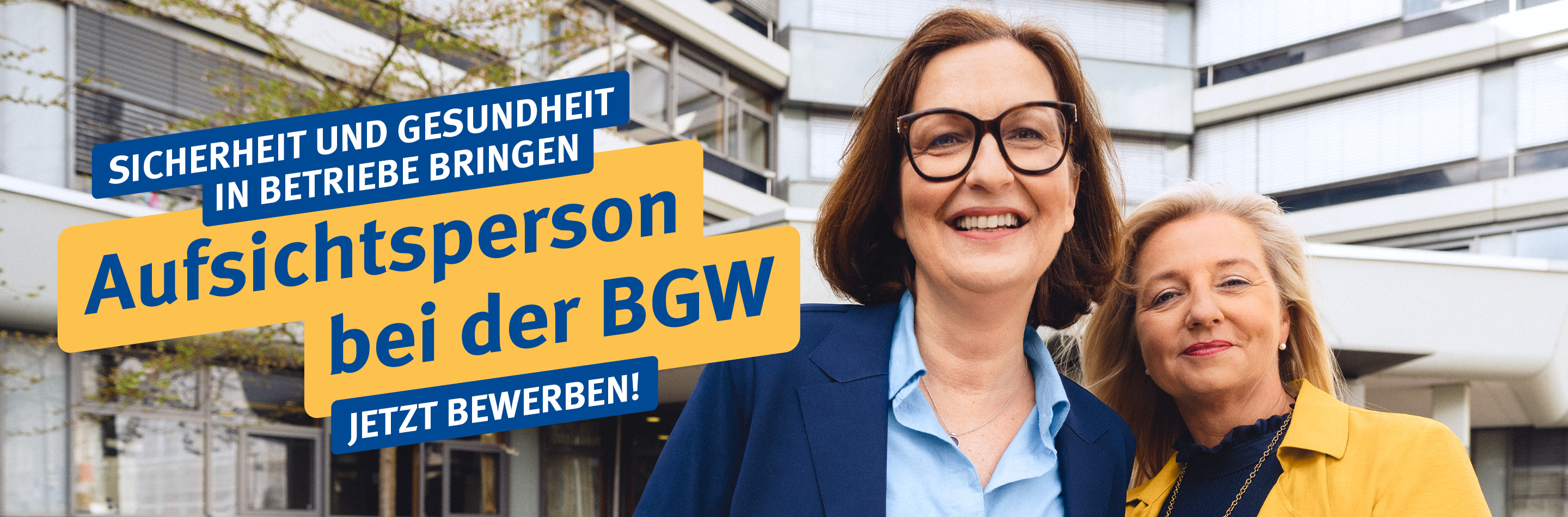 Zwei Frauen stehen lächelnd vor einem Bürogebäude, dazu der Text: "Sicherheit und Gesundheit in Betriebe bringen. Aufsichtsperson bei der BGW. Jetzt bewerben!"