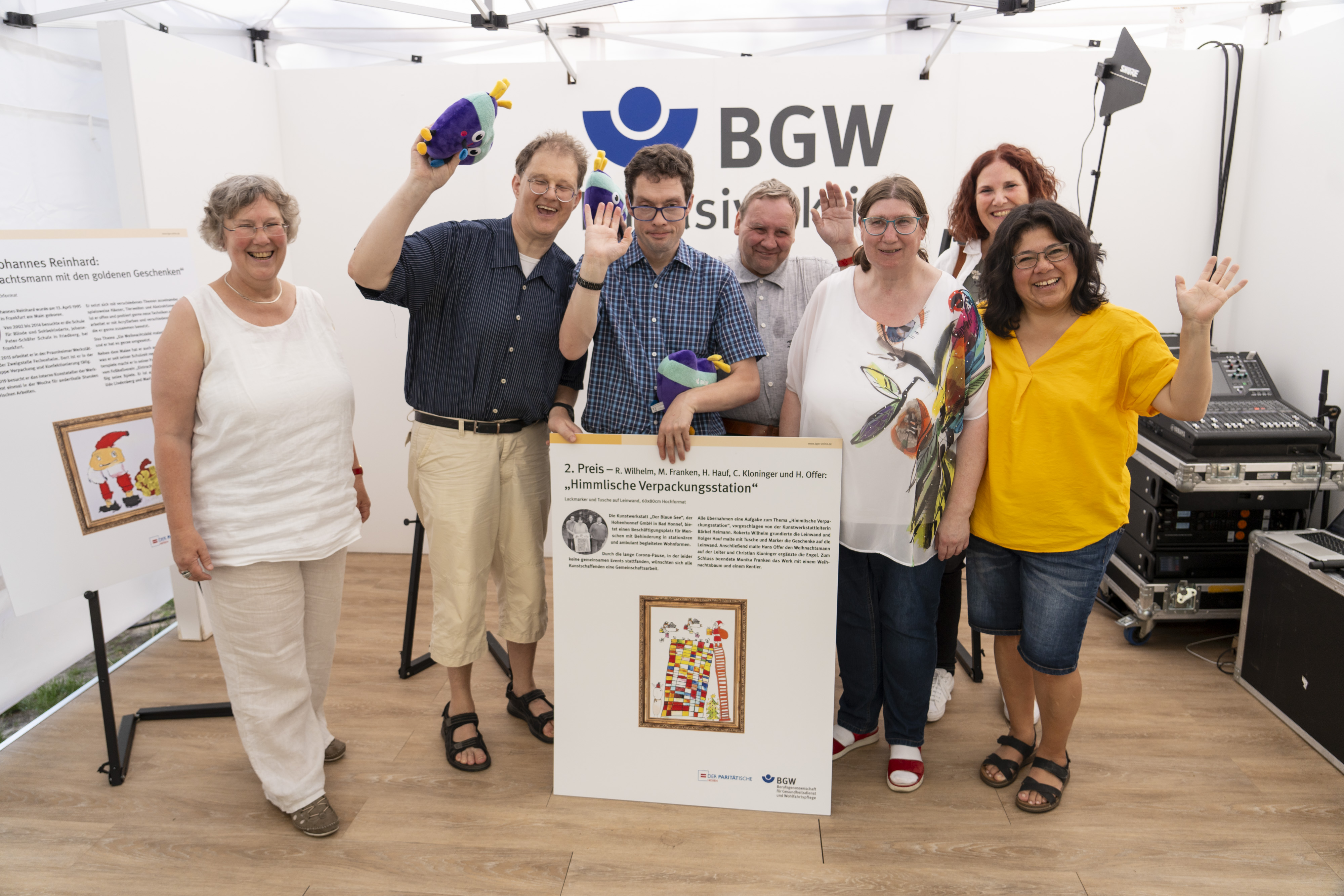Kunst-Preisverleihung: 2. Platz Künstlerinnen und Künstler der Kunstwerkstatt „Der Blaue See“ freuen sich gemeinsam mit Silvia Thimm, Vorstandsmitglied der BGW.