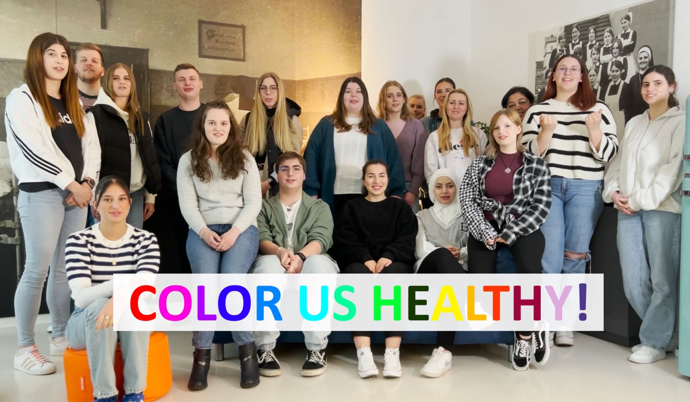 19 junge Menschen, das Team des Projekts ColorUs Healthy