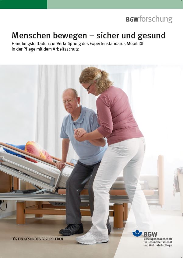 Titelbild Broschüre: Eine Pflegekraft hilft einem älteren Mann beim Aufstehen aus einem Pflegebett.