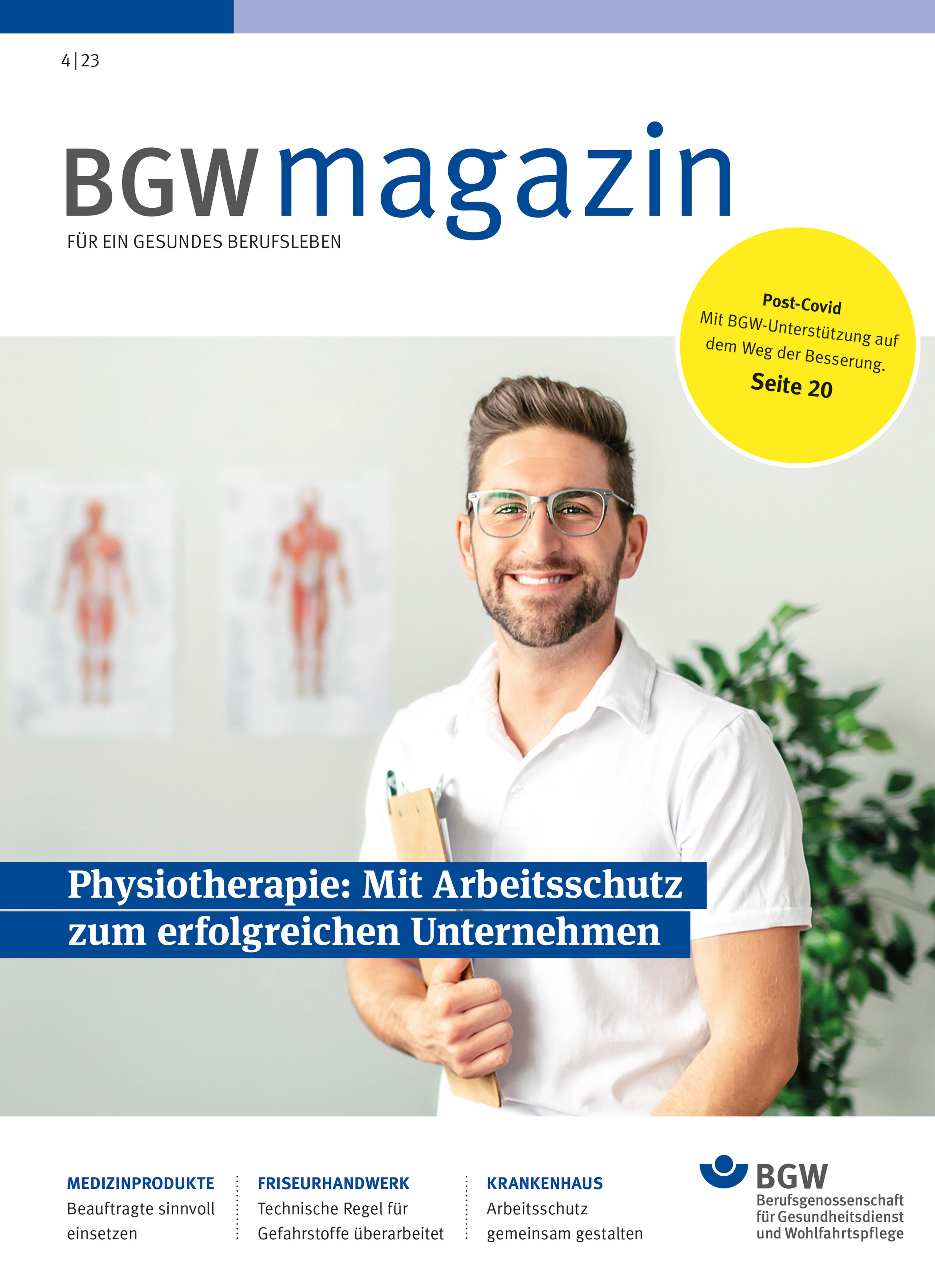 Titel BGW magazin, Ausgabe 4/2023: Junger Mann mit Brille und Bart in weißer Arbeitskleidung trägt eine Akte unter dem Arm und lächelt. Im Hintergrund hängen Anatomie-Poster an der Wand. 