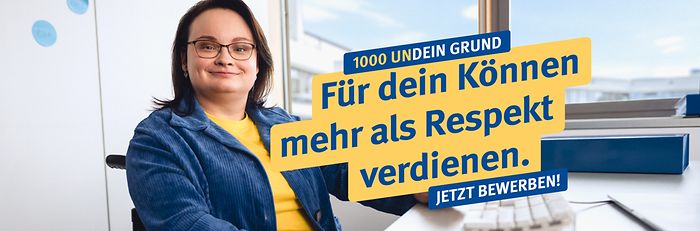 Eine Frau im Rollstuhl sitz am Schreibtisch, dazu der Text: "1000 undein Grund – Für dein Können mehr als Respekt verdienen. Jetzt bewerben"