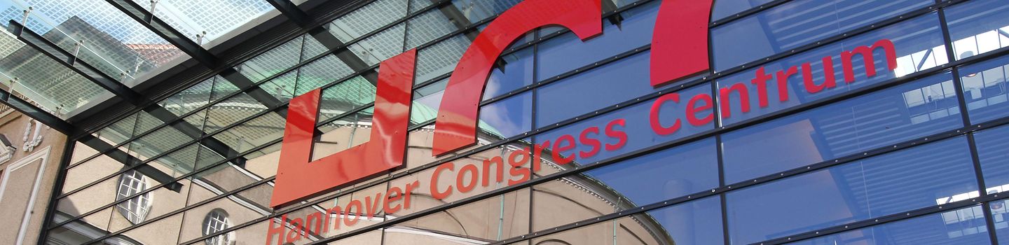 Glasfassade des Hannover Congress Centrum, in der sich der Kuppelsaal spiegelt
