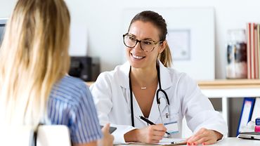 Portrait einer Ärztin im Gespräch mit einer Patientin