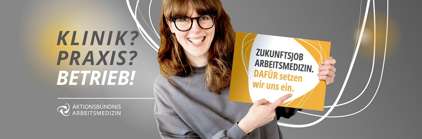 Eine lachende rothaarige Frau mit Brille zeigt mit dem Finger auf ein Schild mit der Aufschrift Zukunftsjob Arbeitsmedizin. DAFÜR setzen wir uns ein.
Zusätzlich links im Bild der Claim Klinik? Praxis? Betrieb!