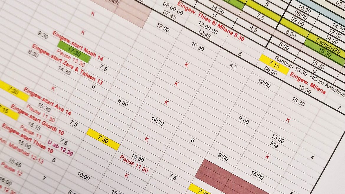 Foto eines Dienstplans in Excel auf einem Bildschirm