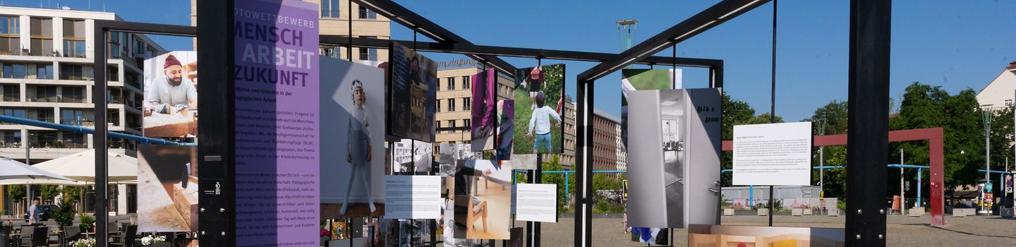Wanderausstellung in Dresden. In großen Metallrahmen werden verschiedene Gewinnermotive auf einem Platz in der Stadt ausgestellt.
