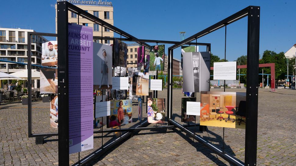 Wanderausstellung in Dresden. In großen Metallrahmen werden verschiedene Gewinnermotive auf einem Platz in der Stadt ausgestellt.