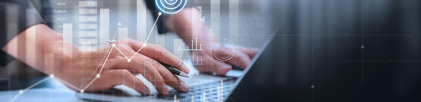 Aufgeklappter Laptop, Hände und Oberkörper einer Person, die daran arbeitet, sind zu sehen. Darüber eingeblendet sind weiße Grafiken und eine Zielscheibe mit Pfeil in der Mitte.