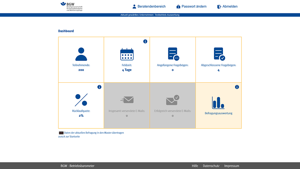 Eine Auswertungsgrafik zeigt Details der Gesamtbefragung. Jeweils 3 Fragen sind abgebildet und Antwort-Balken in verschiedener Länge und Farbe (je nach Prozentangaben) zu "Abwechslungsreichtum" und "Handlungsspielraum"