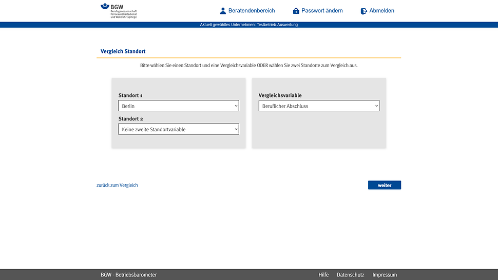 Eine Eingabemaske im Befragungsportal mit den Auswahlmöglichkeiten "Standort 1", "Standort 2" und "Vergleichsvariable", bei der beispielhaft "Beruflicher Abschluss" steht.